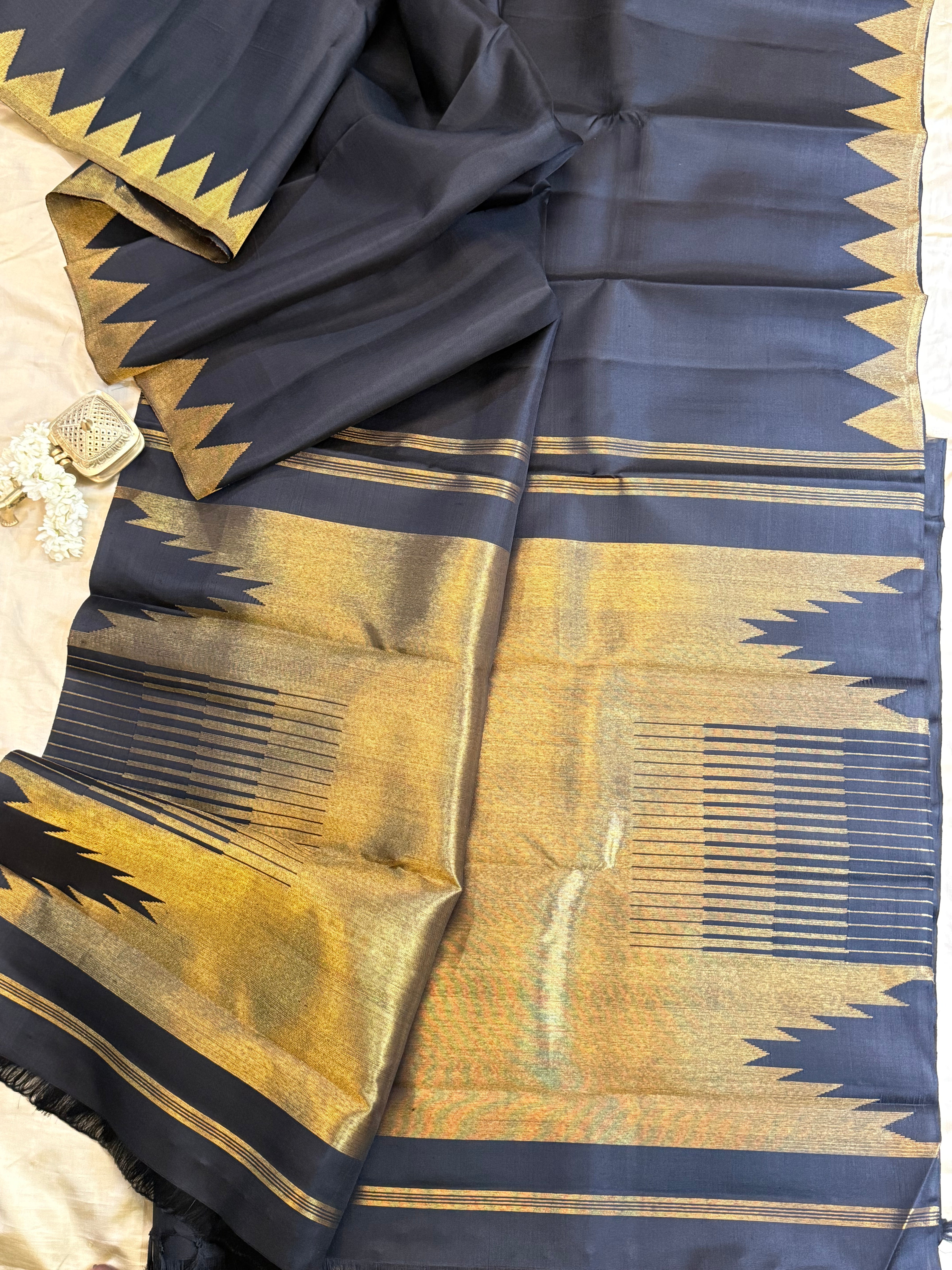 Black 8 kol temple / Kanjipuram silk