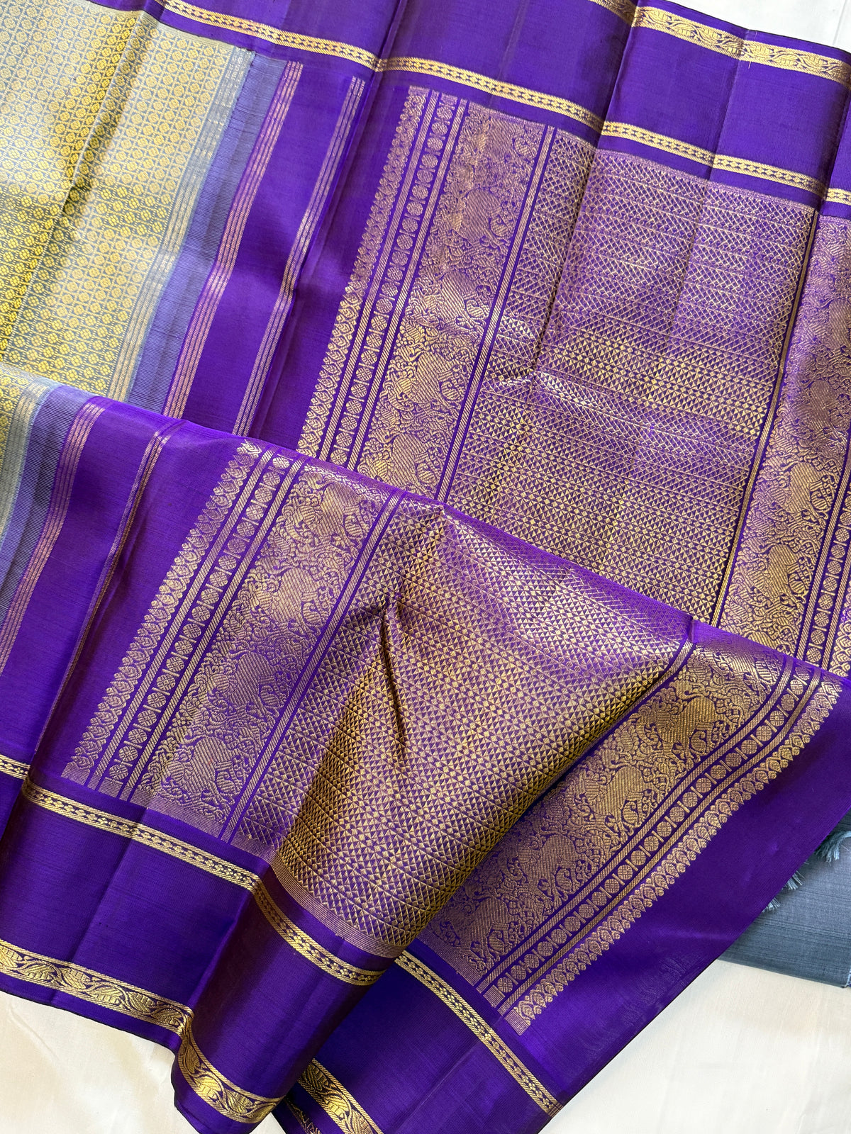 Laksham butta with purple retta pet /kanjipuram silkCLSA11359