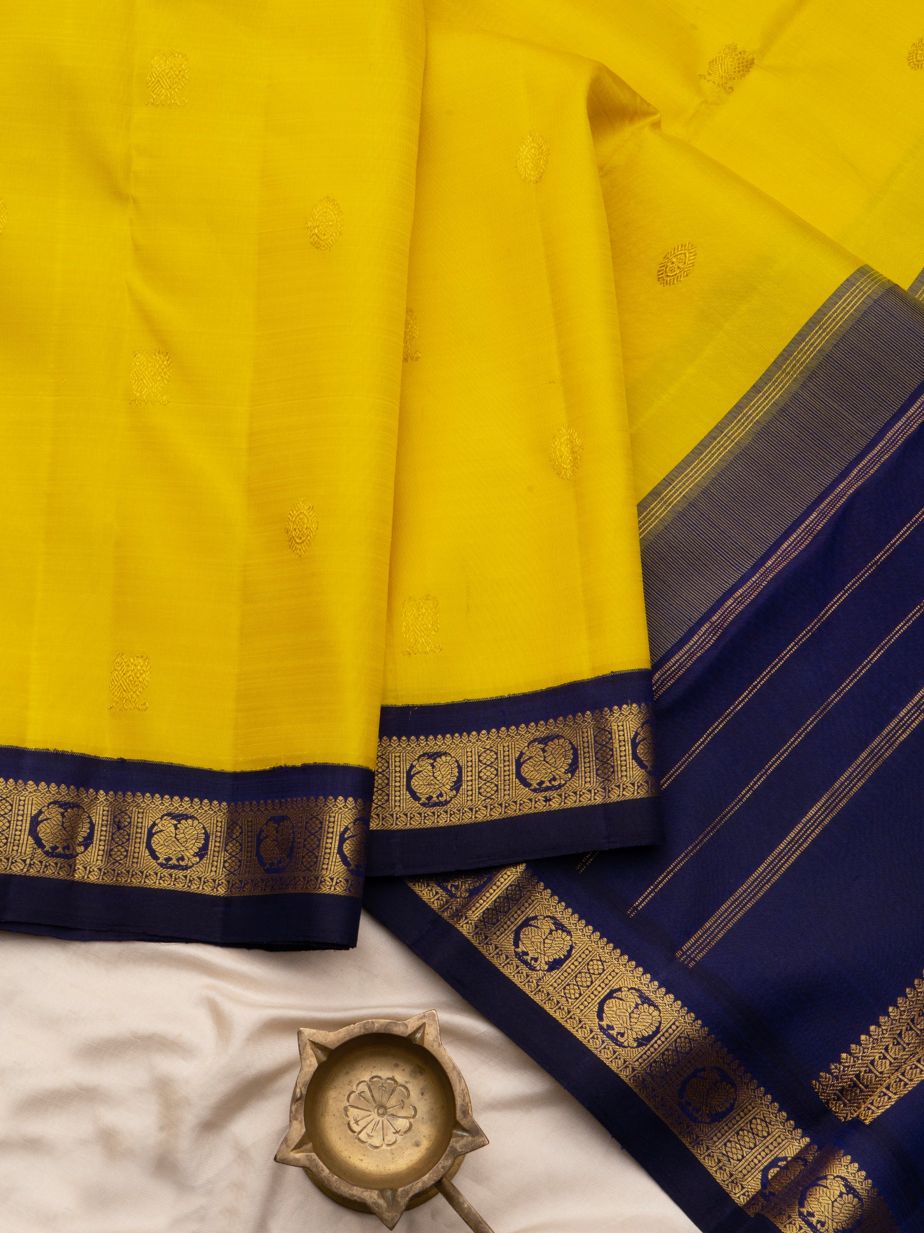 Yellow and navy blue korvai small border / Arani Silk CLSA10107