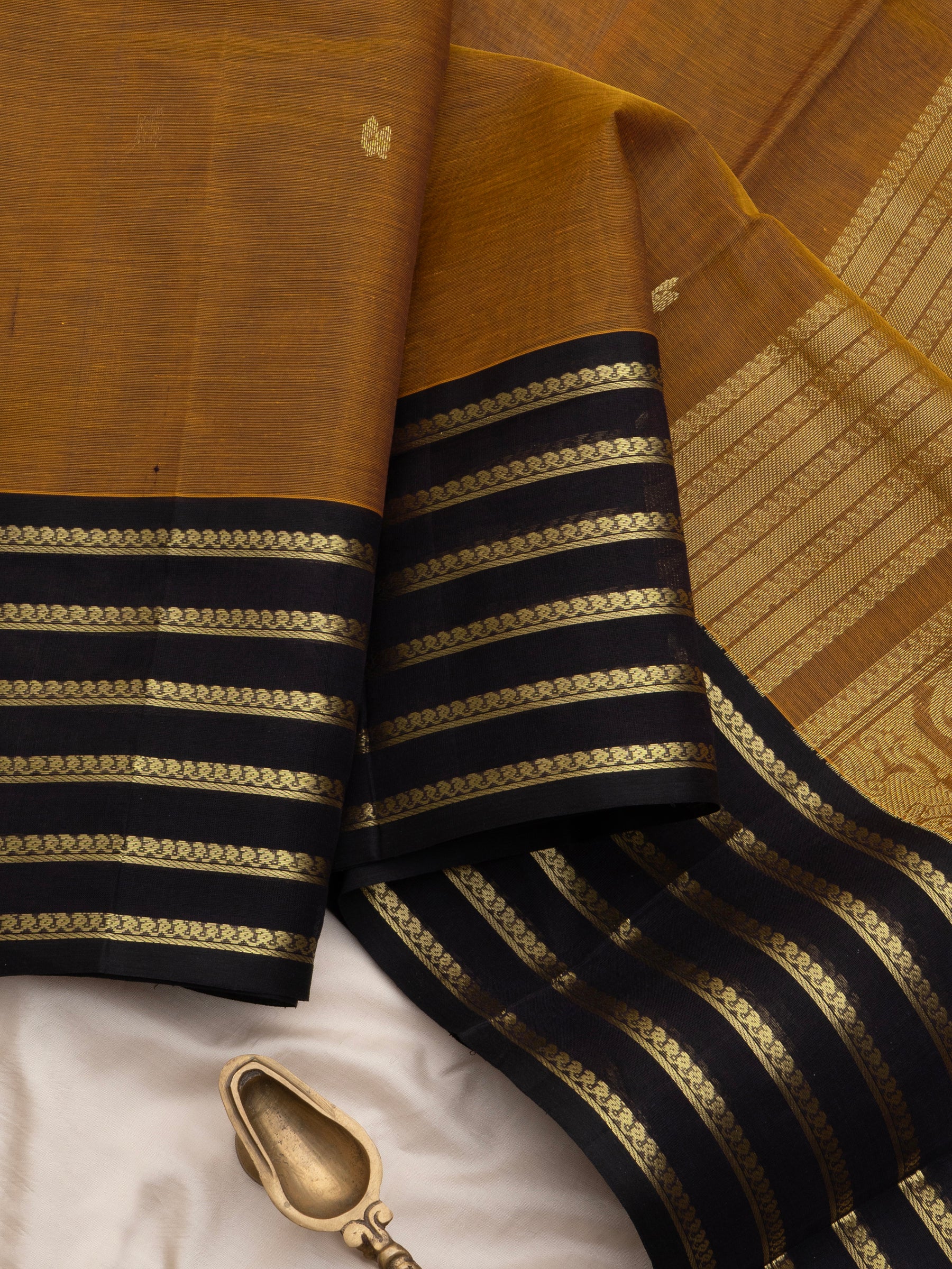 Vendhayam and black varisapet border/ Silk Cotton Saree CLSA10186