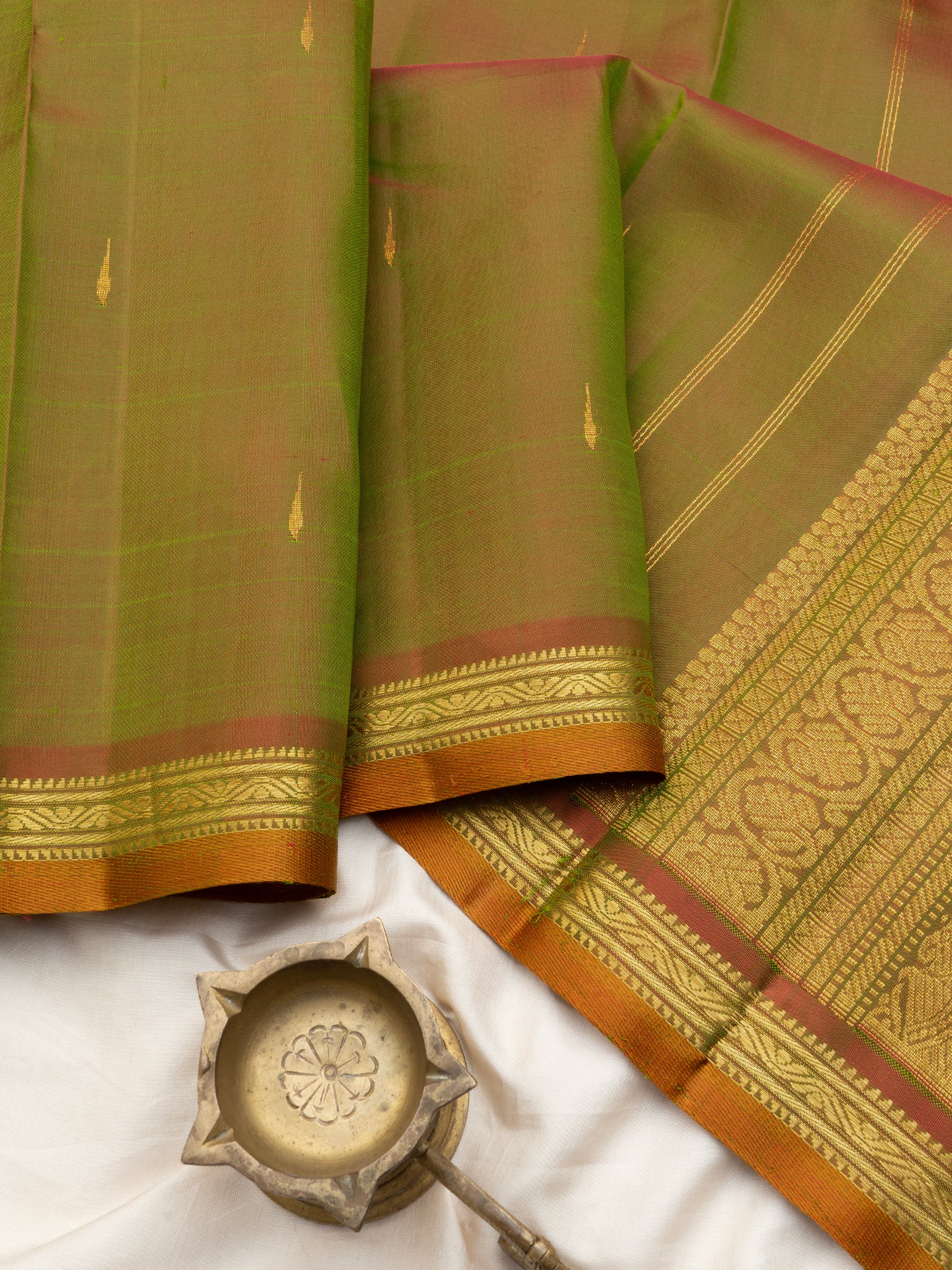Maanthulir shot green small border/ Arani Silk Saree CLSA10843