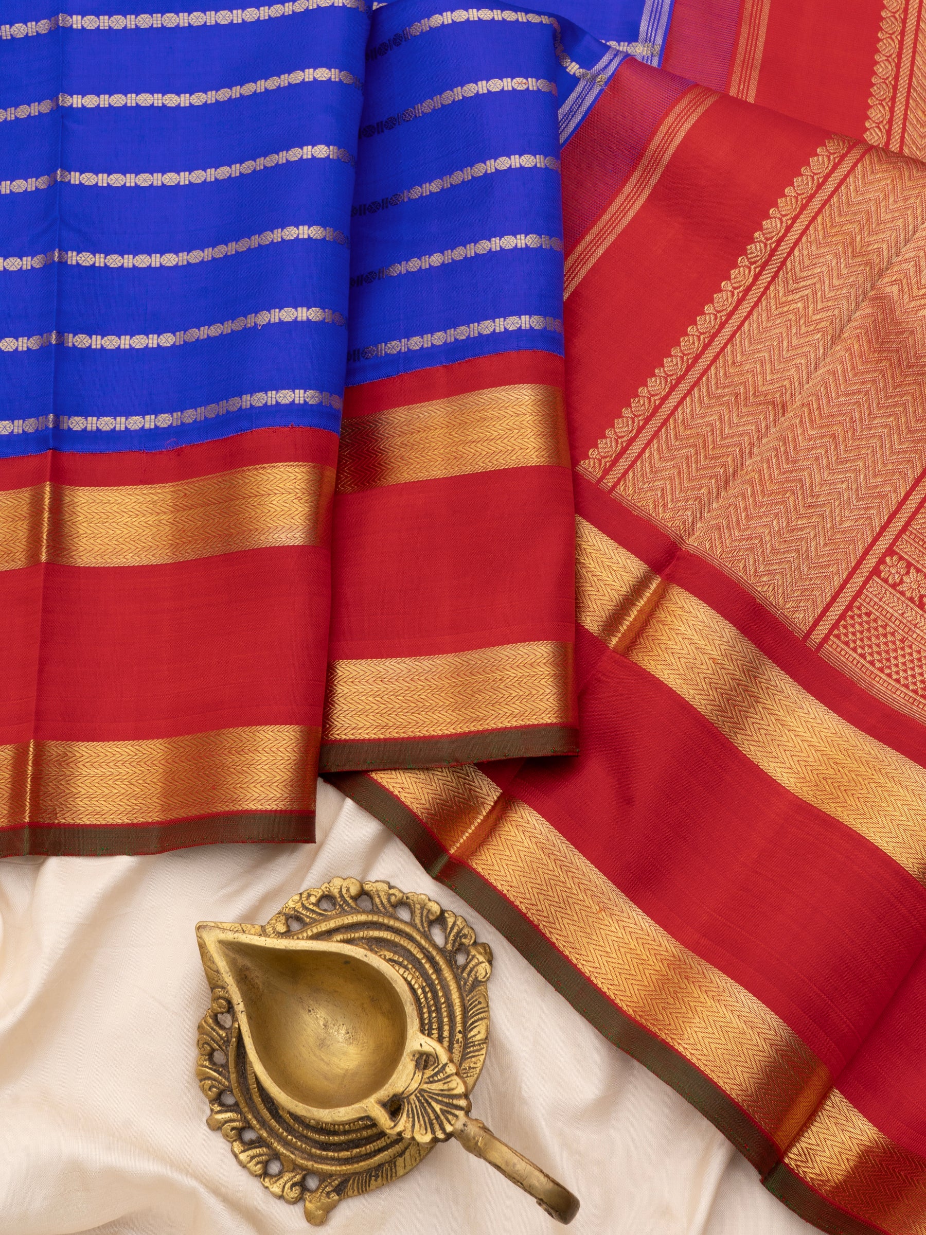 Ms blue veldhari and red rettapet kai korvai/ Kanjipuram silk Saree CLSA221