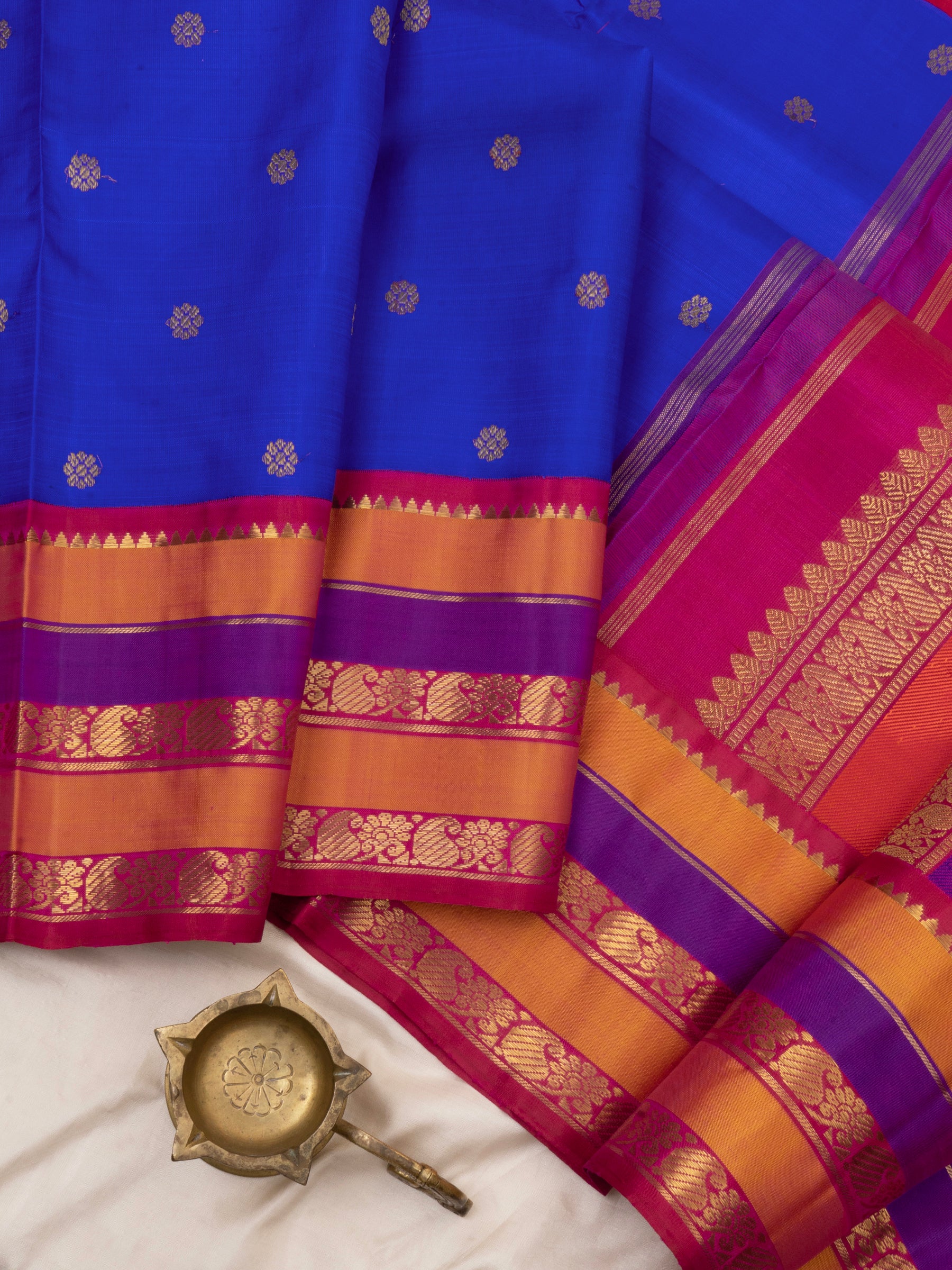 Blue varisapet border kai korvai / Kanjipuramsilk Saree CLSA222