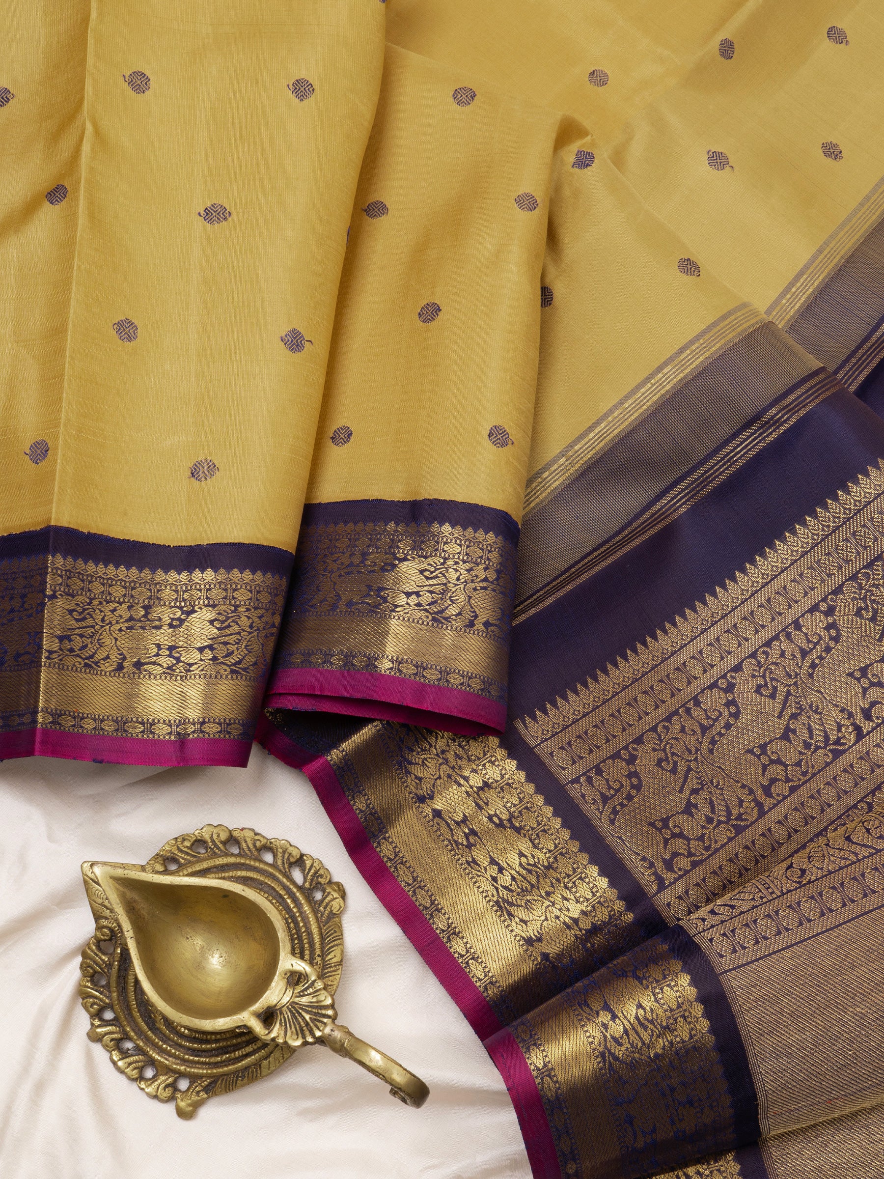 Sandana manjal and dark blue kai korvai / Kanjipuram Silk Saree CLSA4981