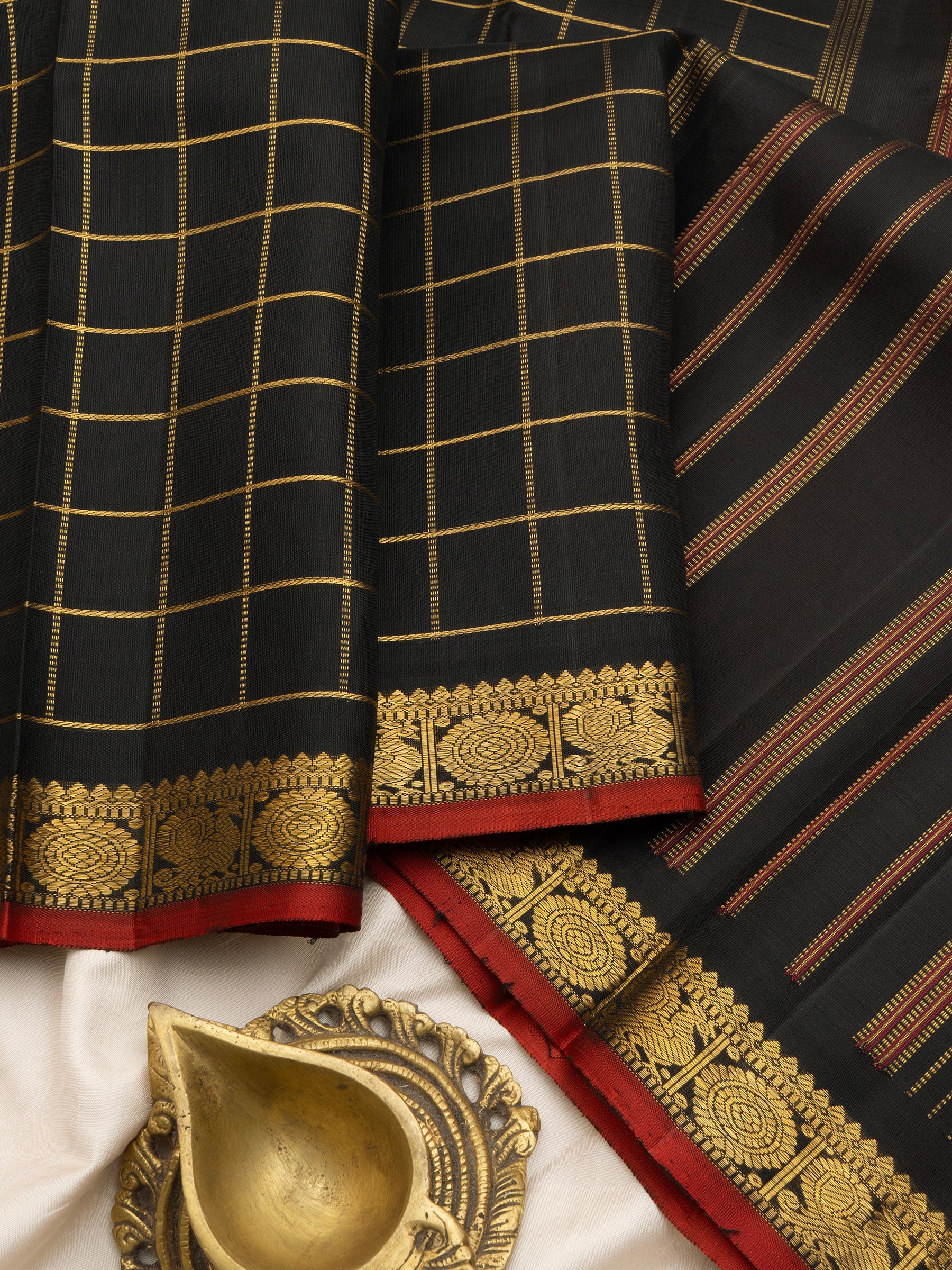 Black zari kattam annam and chakram border / Kanjipuram Silk Saree CLSA7035