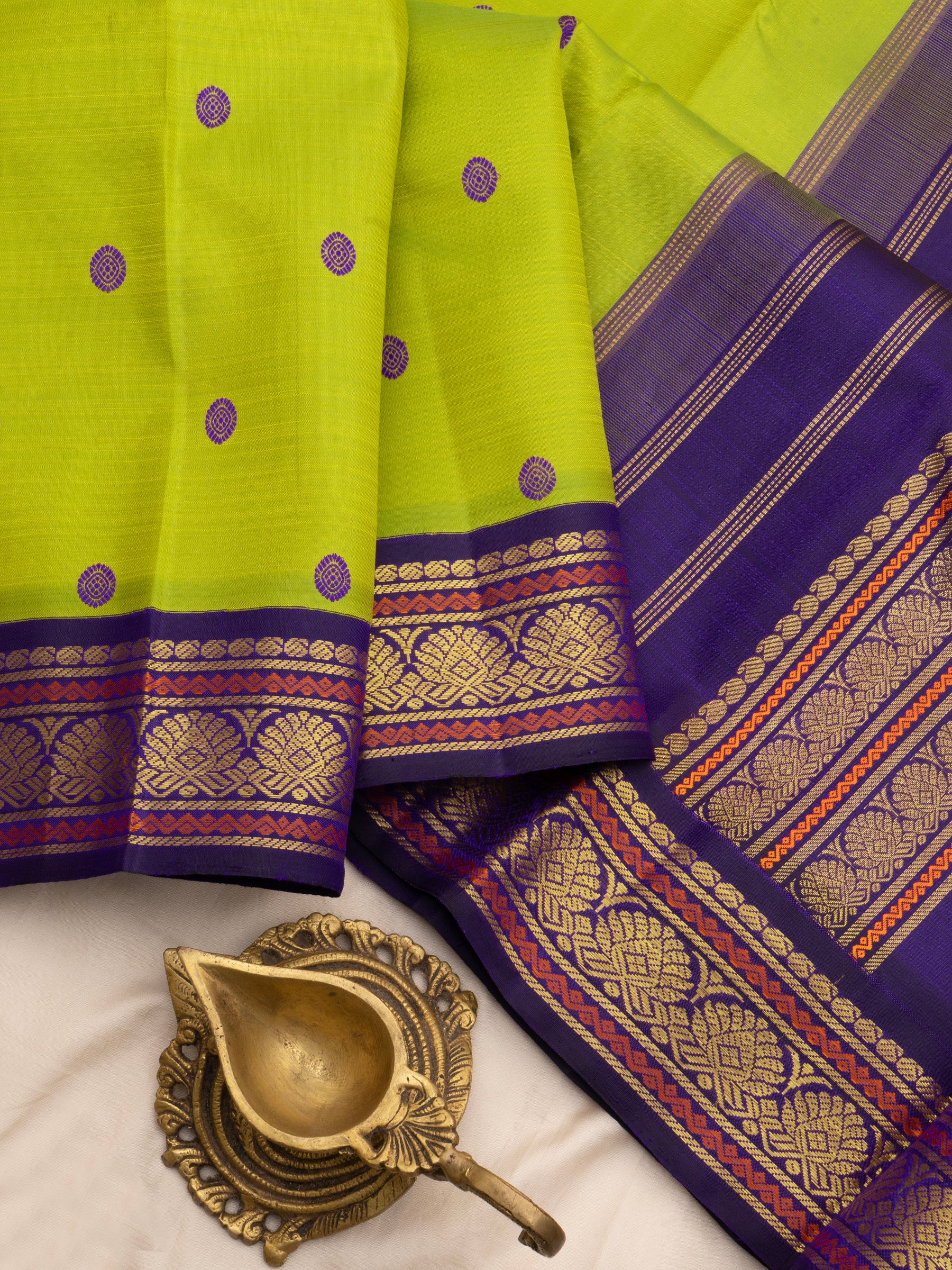 Sampanaga vintage border : Kanjipuram silk Saree CLSA7416