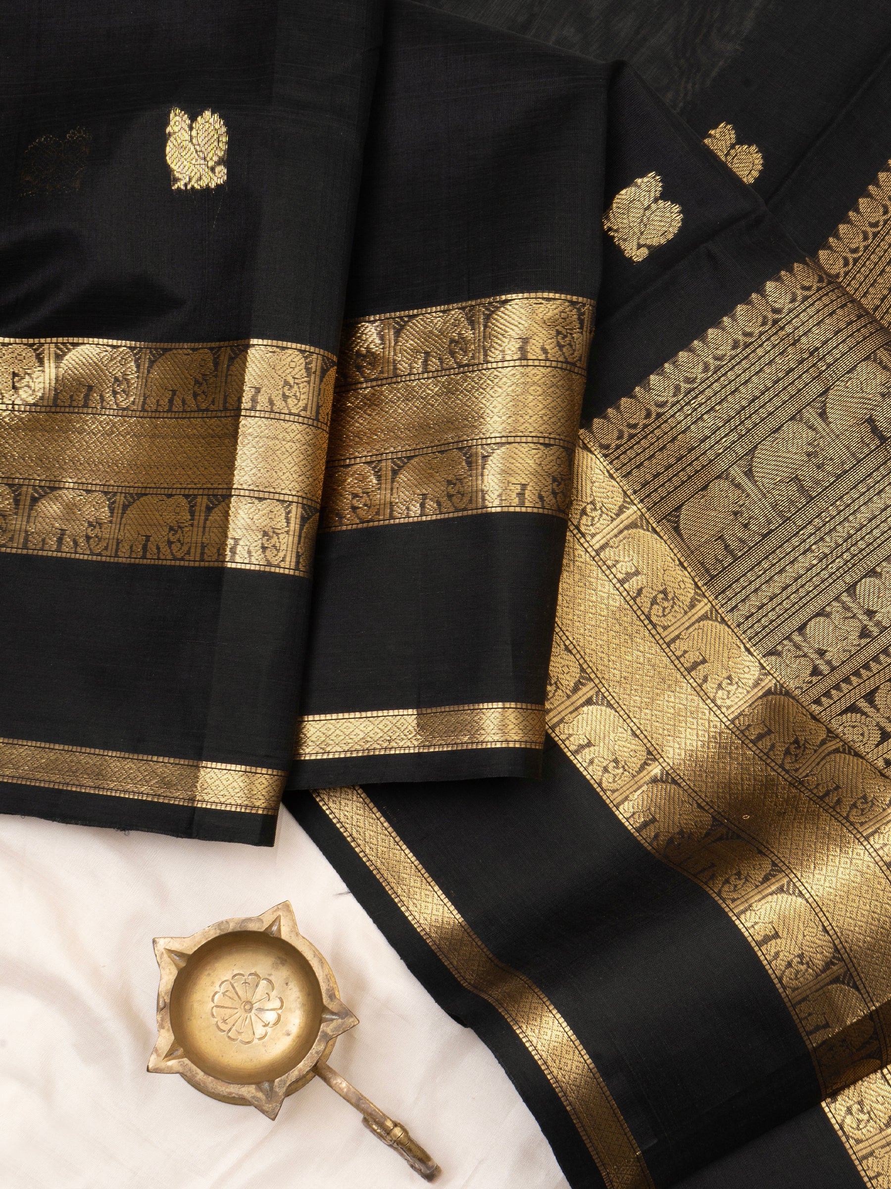 Black annam and chakram butta/ Silk Cotton Saree CLSA8016