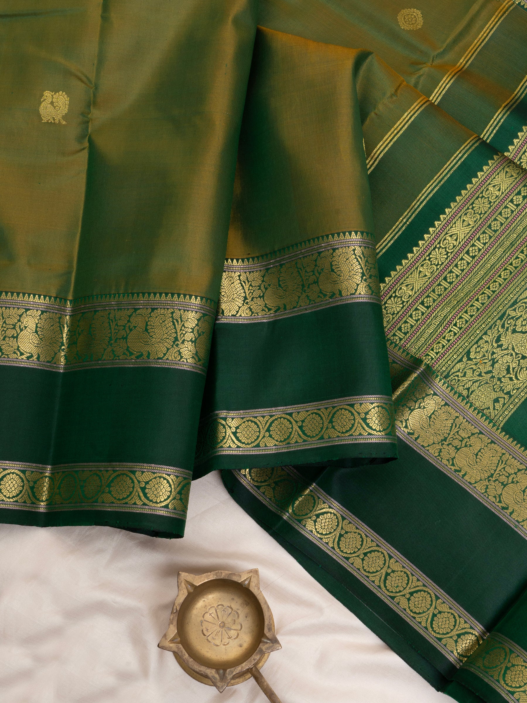 Maanthulir green and green rettapet border- exclusive unique pallu / Special Edition Silk CLSA9842