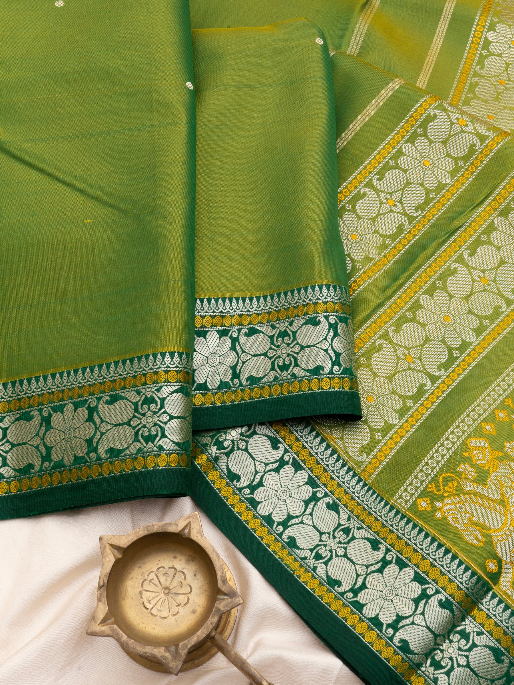 Parrot green manga pallu / Special Edition Silk CLSA10179