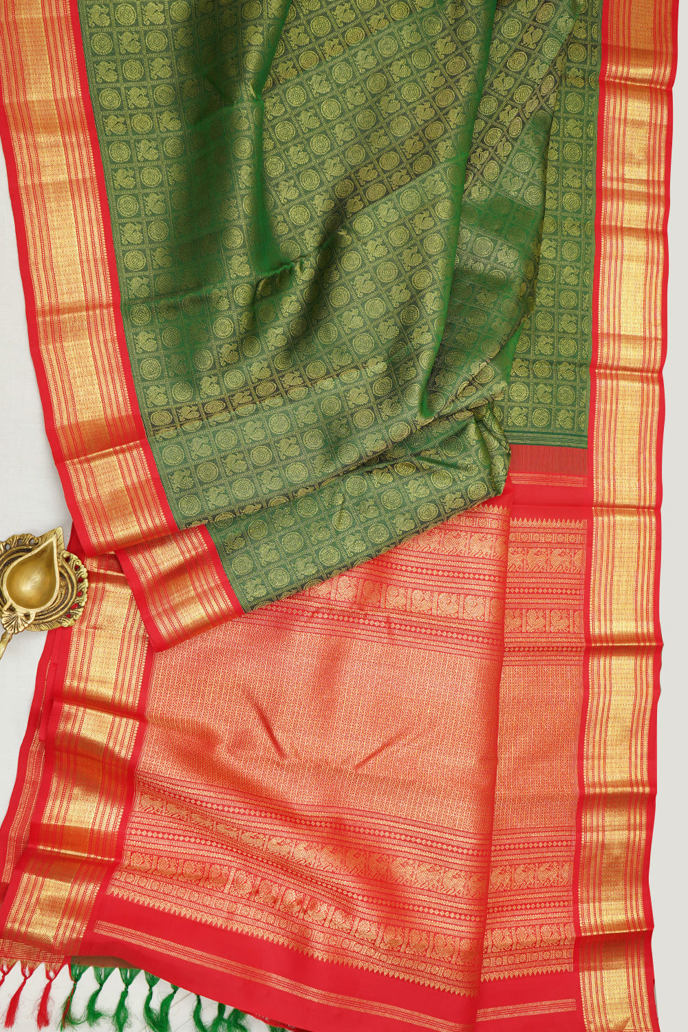 Green annam and chakram butta/ kanjipuram silk