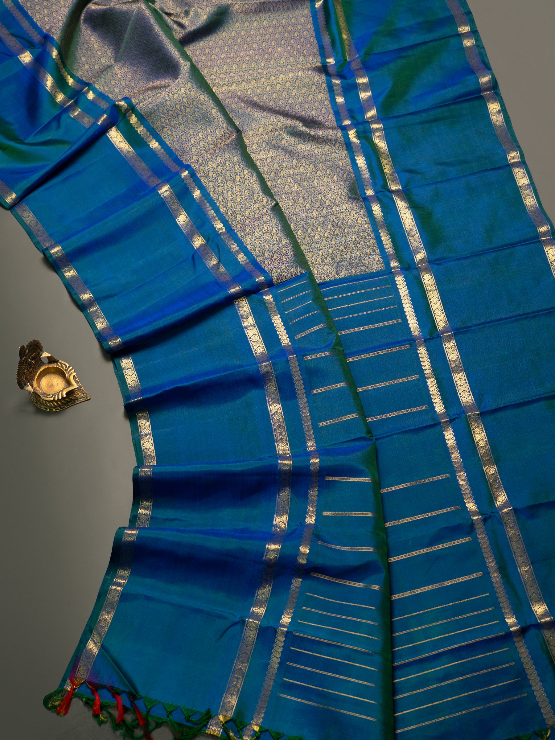 Vintage museum revival / pure Zari Kanjipuram Silk Saree CLSA11657