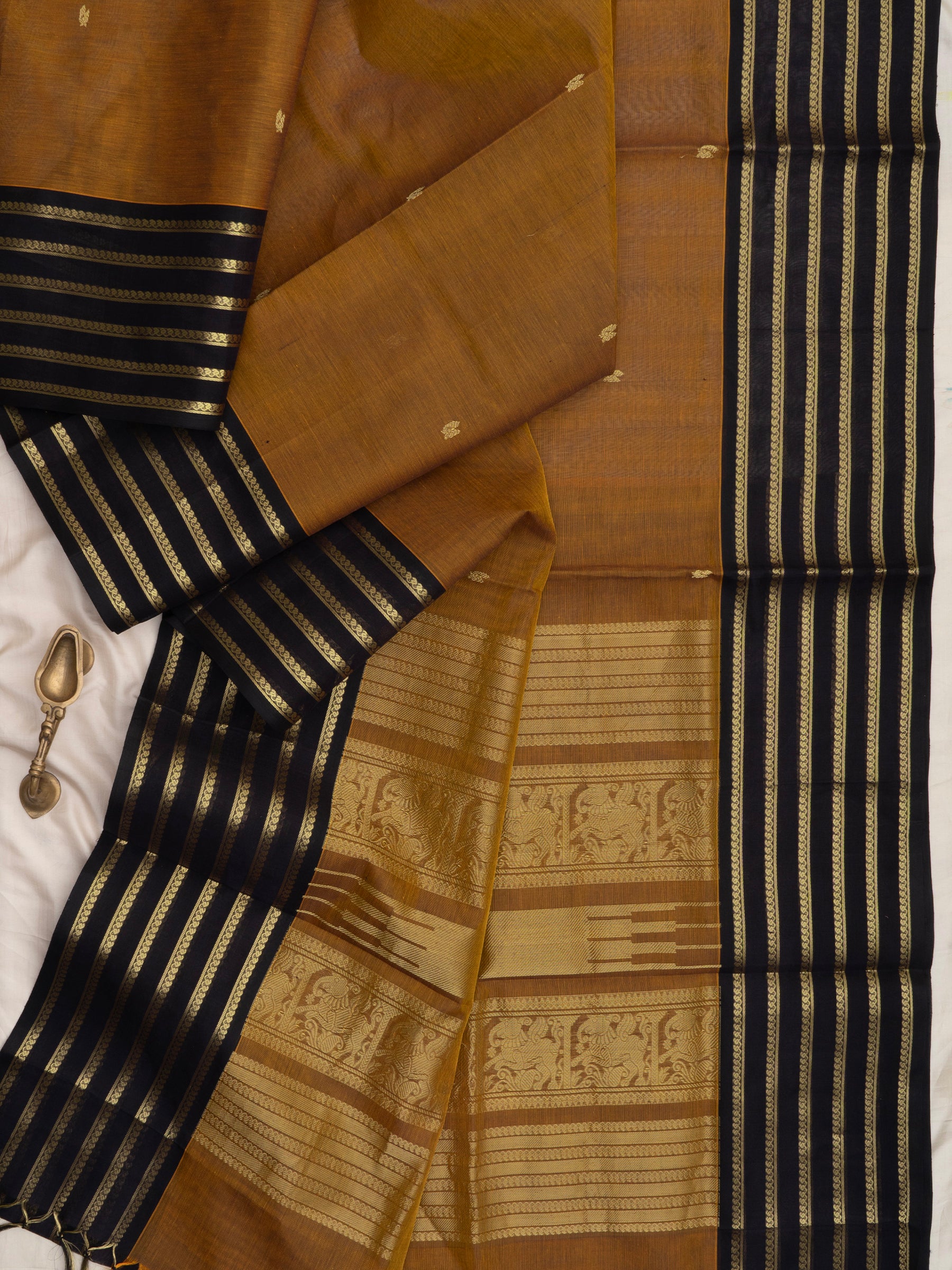 Vendhayam and black varisapet border/ Silk Cotton Saree CLSA10186