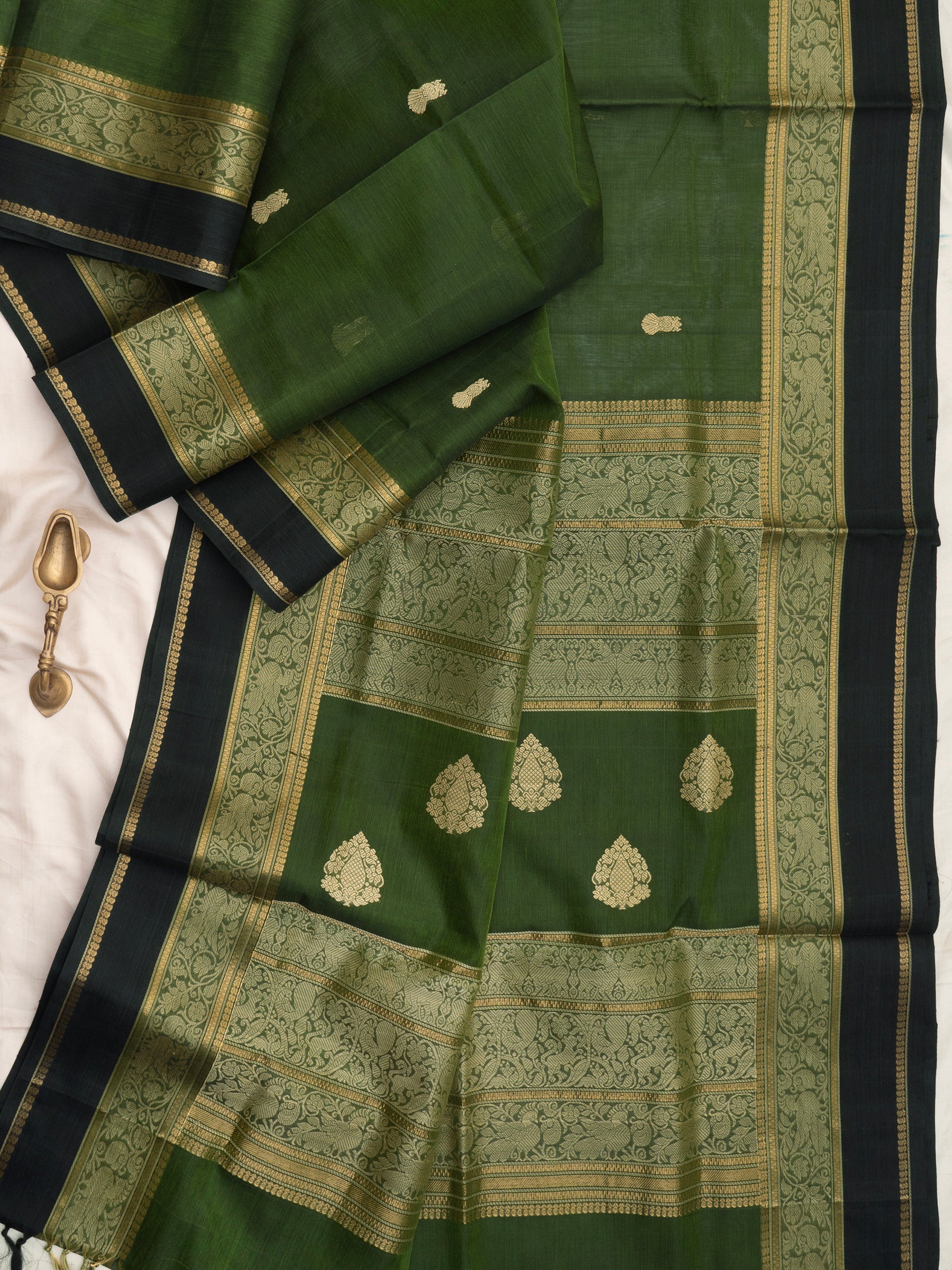 Green Iruthalaipakshi butta kaal erangina border / Silk Cotton Saree CLSA10195