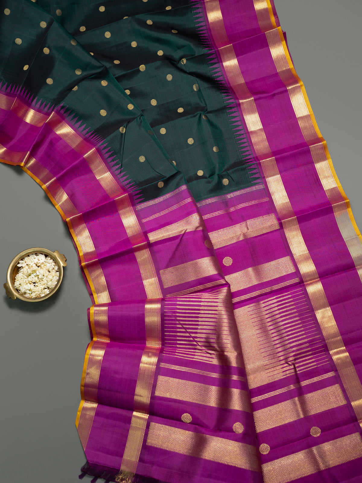 Bottle green and body thread line with Zari butta korvai pure zari/Kanjipuram Silk Saree CLSA10612
