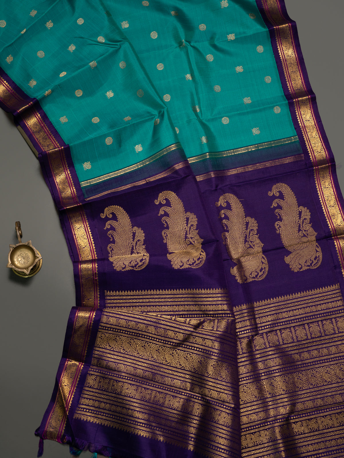 Green shot blue and dark blue kai korvai unique pallu/ Kanjipuram Silk Saree CLSA10965