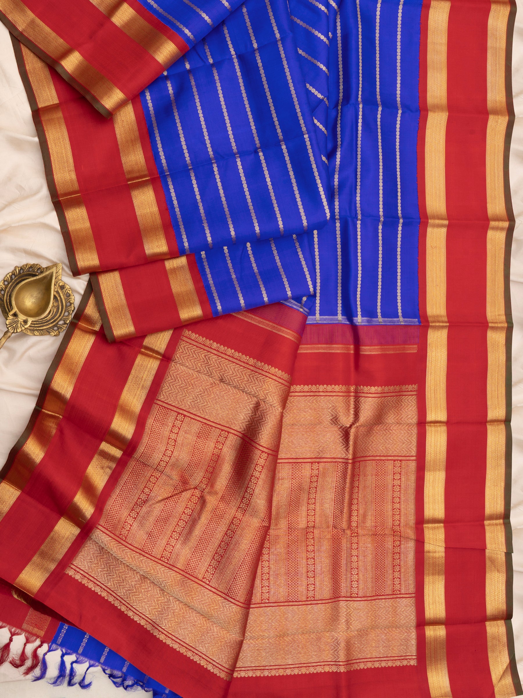Ms blue veldhari and red rettapet kai korvai/ Kanjipuram silk Saree CLSA221