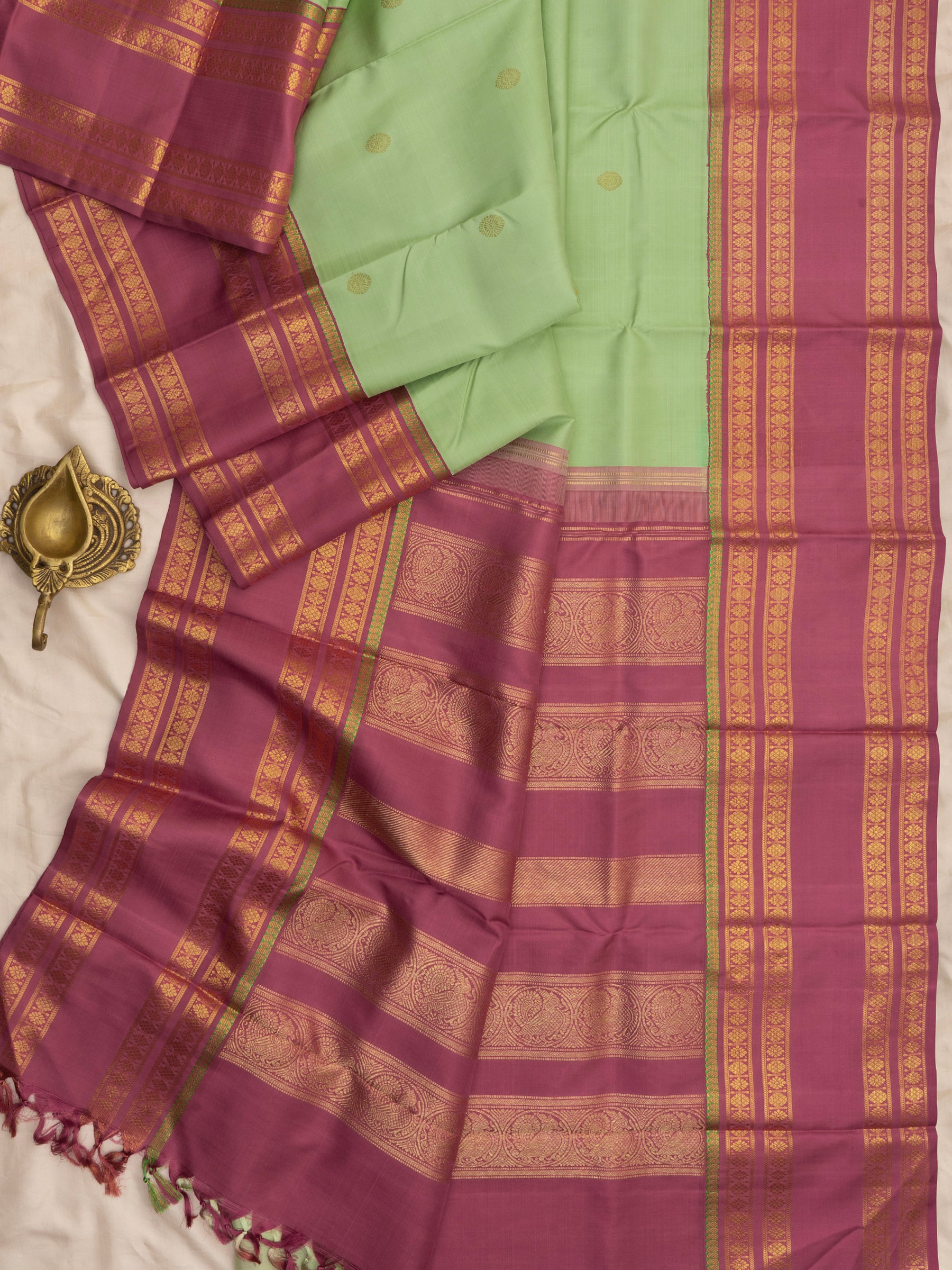 Master weaver Pista green and dusky pink kai korvai / Kanjipuram silk Saree CLSA3902