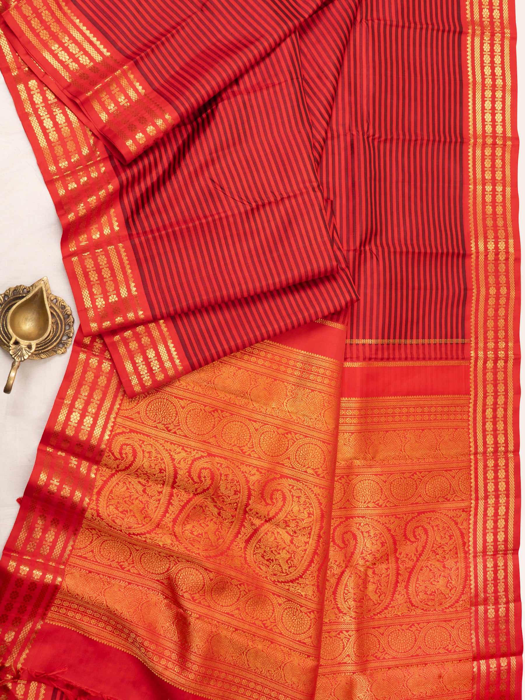 4g pure Zari Vintage red and black (valappu saavuku lines ) adai woven / kanjipuram silk CLSA3689