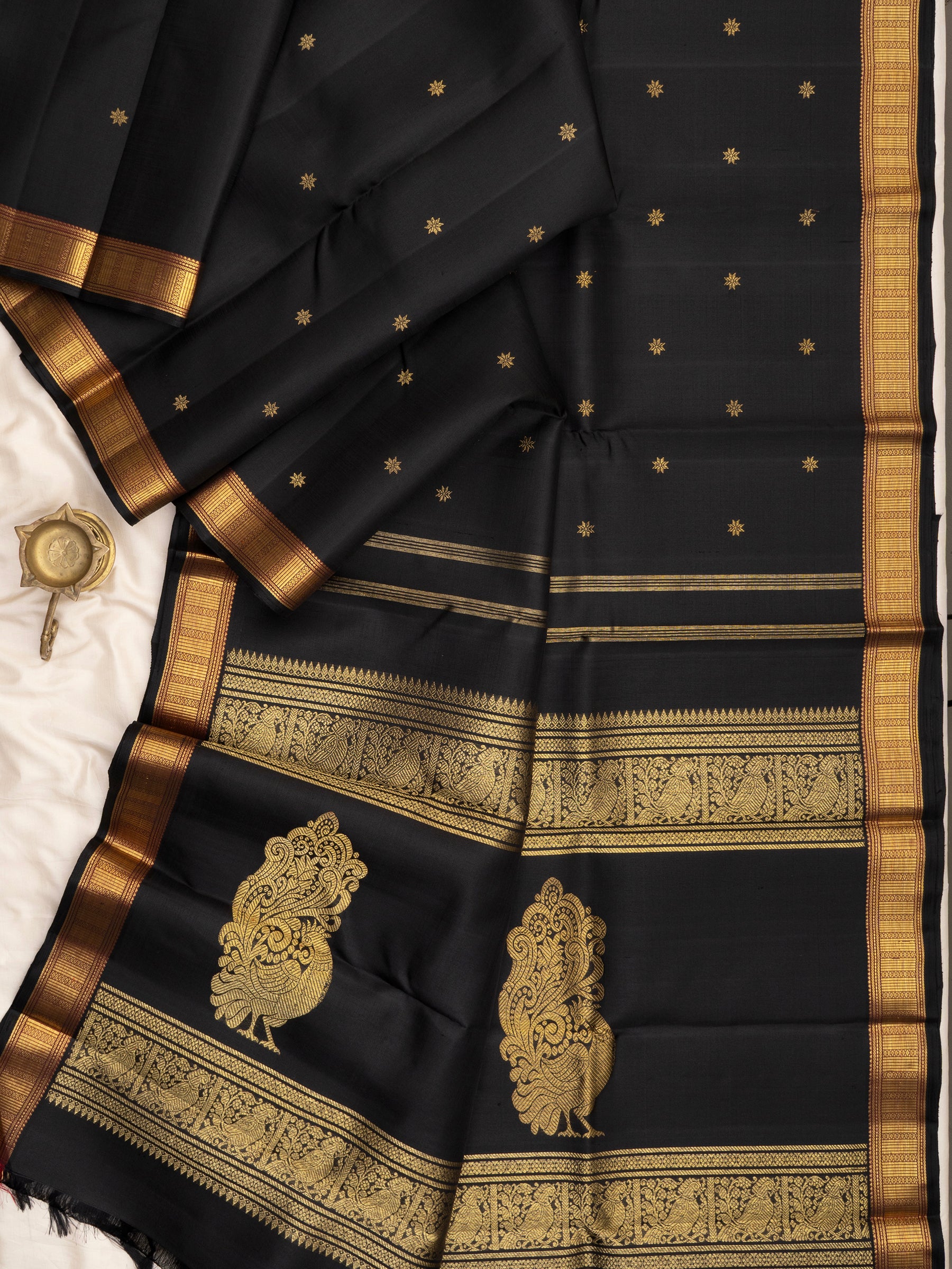 Black small border unique pallu / Kanjipuram Silk Saree CLSA6969