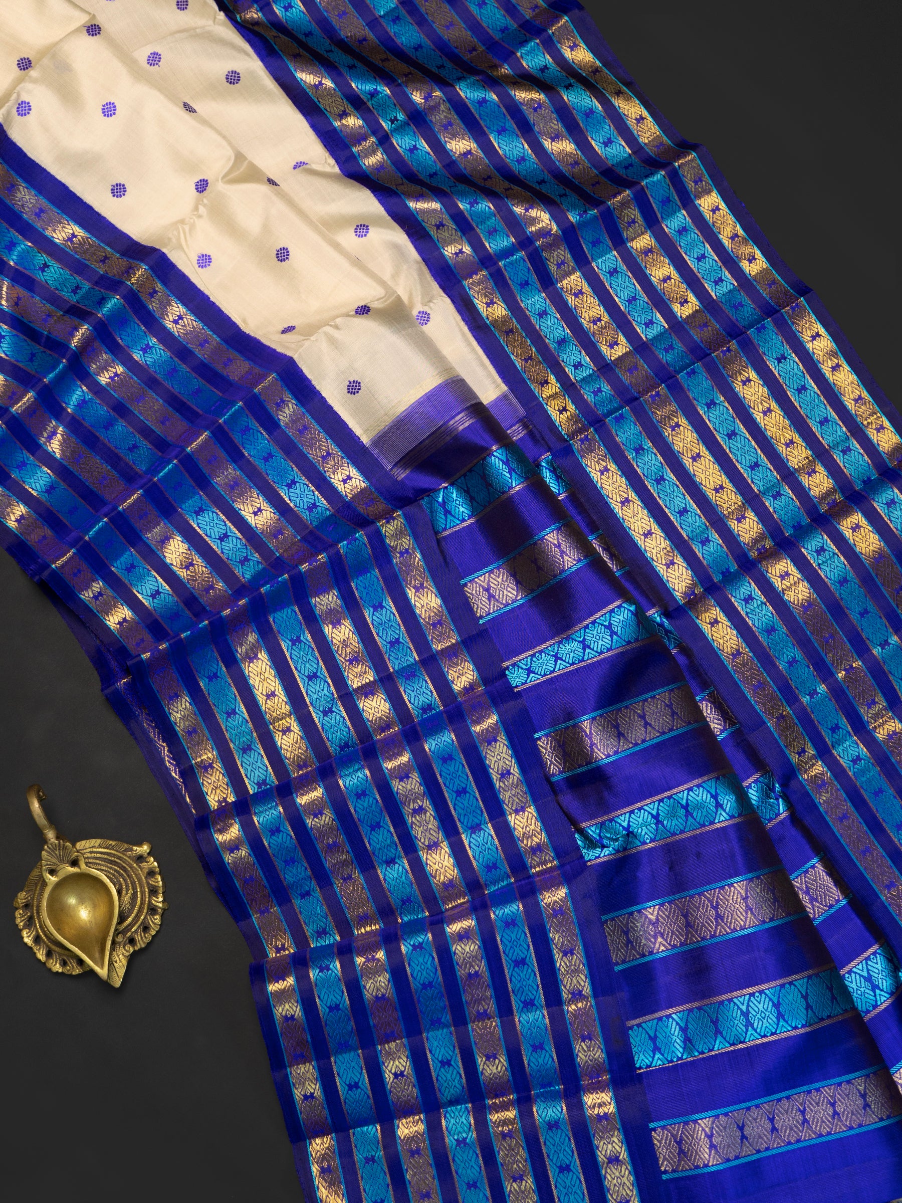 Offwhite varisapet border kai korvai/ Kanjipuram Saree CLSA6977