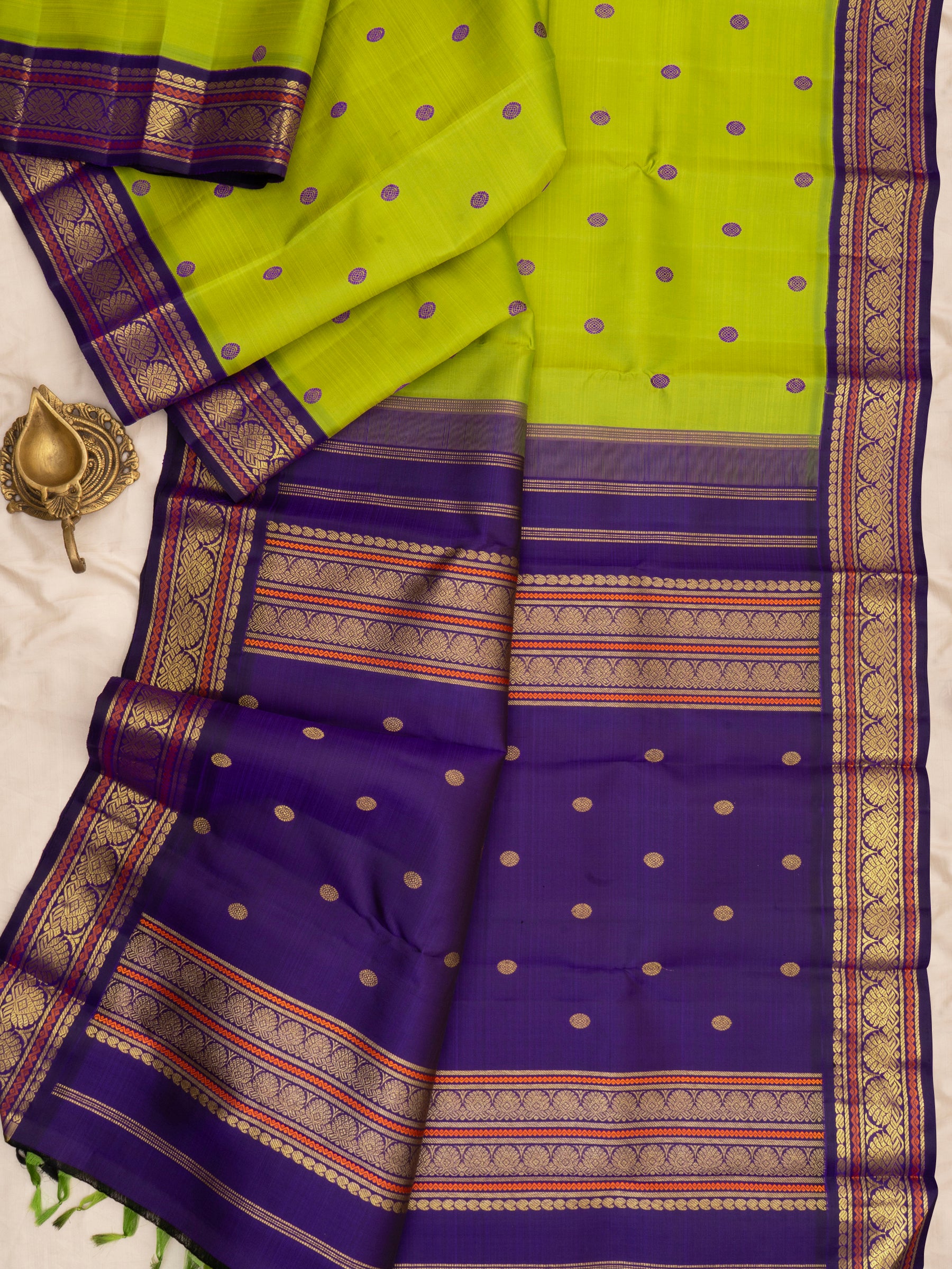 Sampanaga vintage border : Kanjipuram silk Saree CLSA7416