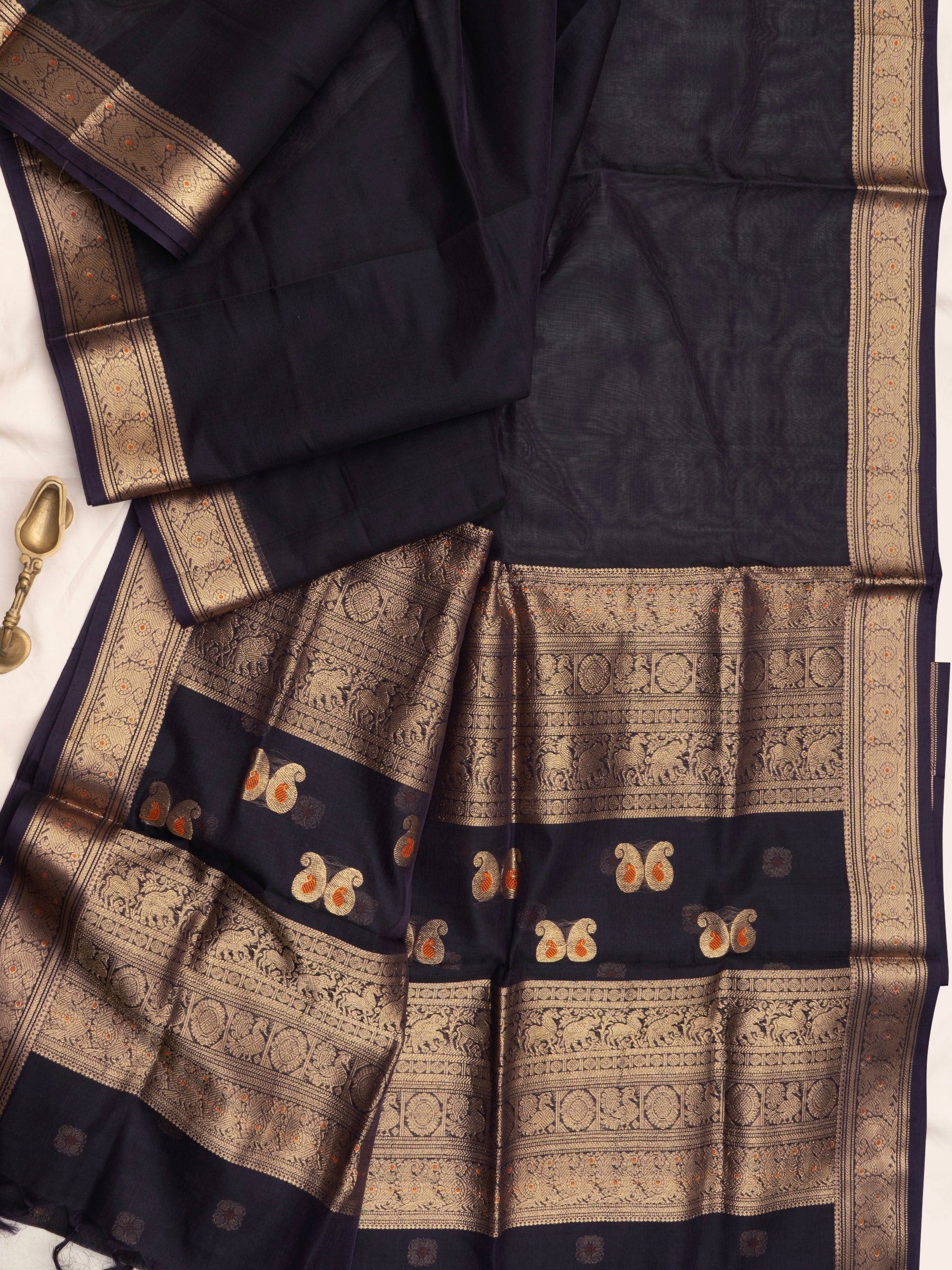 Black annam pet - unique pallu / Silk Cotton Saree CLSA8326