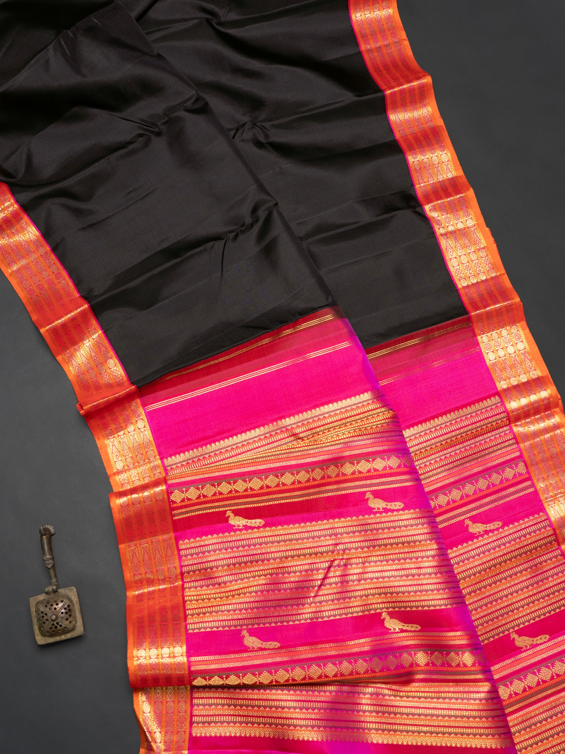 Black Korvai Bomkai palla Kanjipuram Saree CLSA9141
