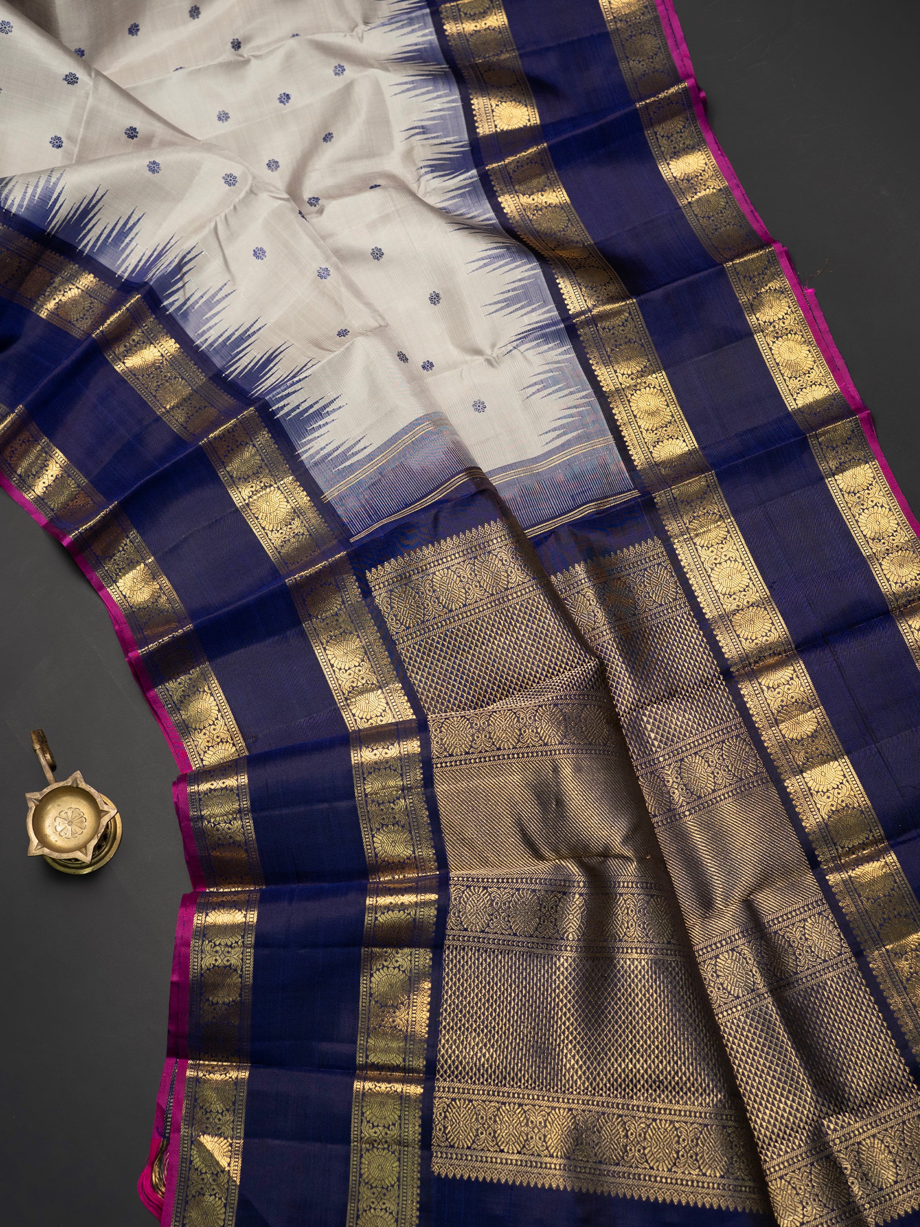 Light grey with Korvai temple border / Kanjipuram Silk Saree CLSA7548