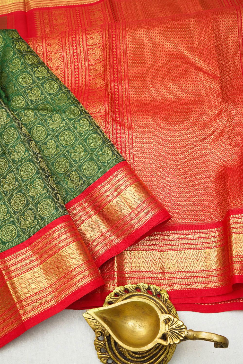 Green annam and chakram butta/ kanjipuram silk