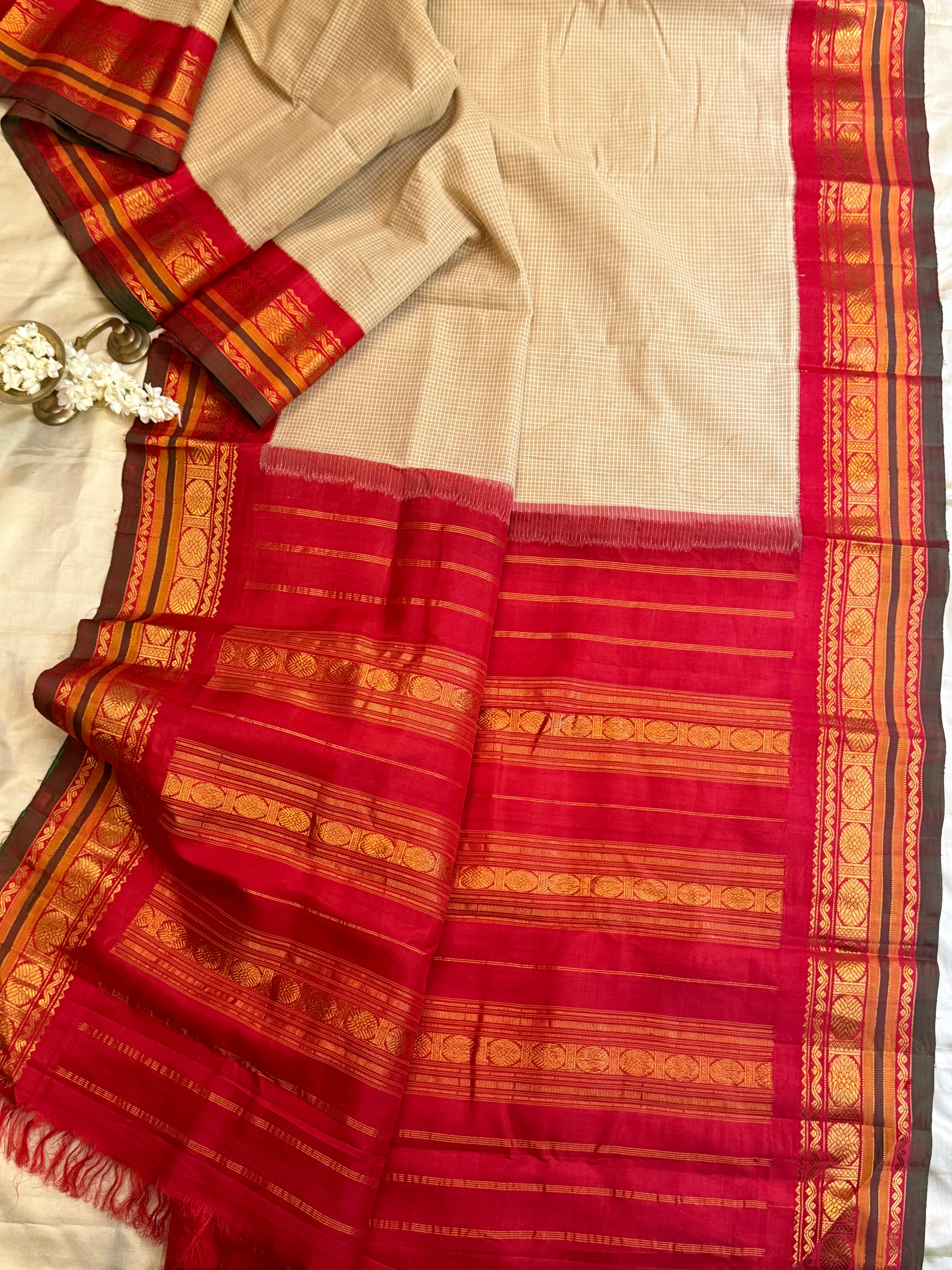 Creame and red korvai / Gadwal cotton (No Blouse)
