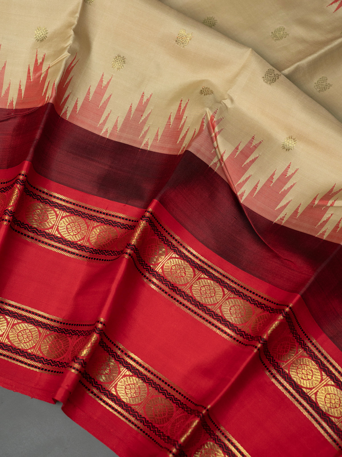 Master weaver offwhite and red rettapet border kai korvai and sorgavasal pallu / Kanjipuram Silk Saree CLSA2234