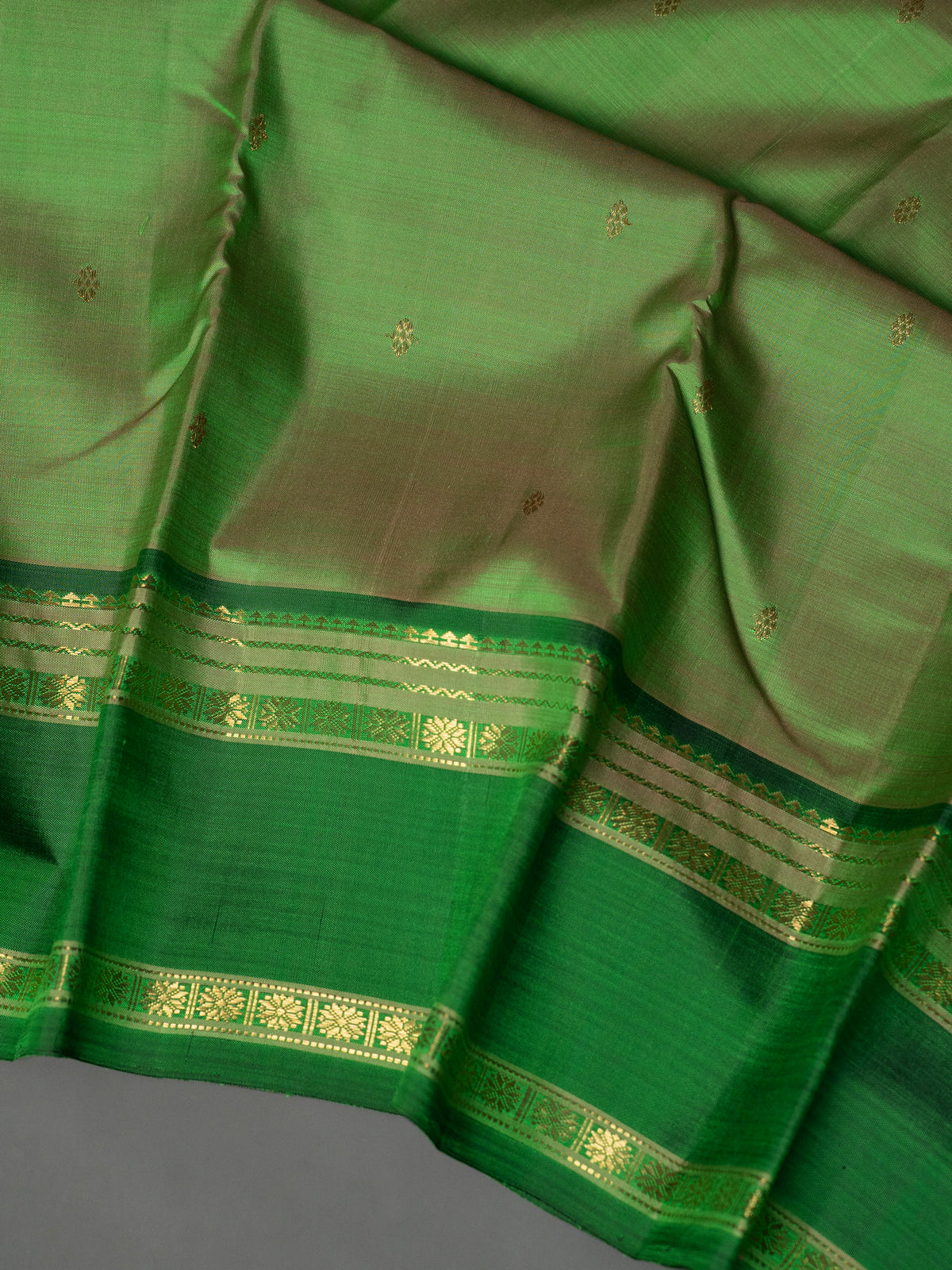 Alli green shot master weaver saree / Kanjipuram Silk Saree CLSA9992