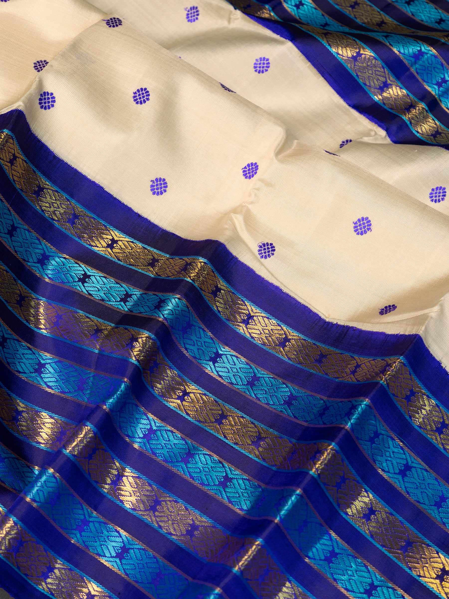 Offwhite varisapet border kai korvai/ Kanjipuram Saree CLSA6977