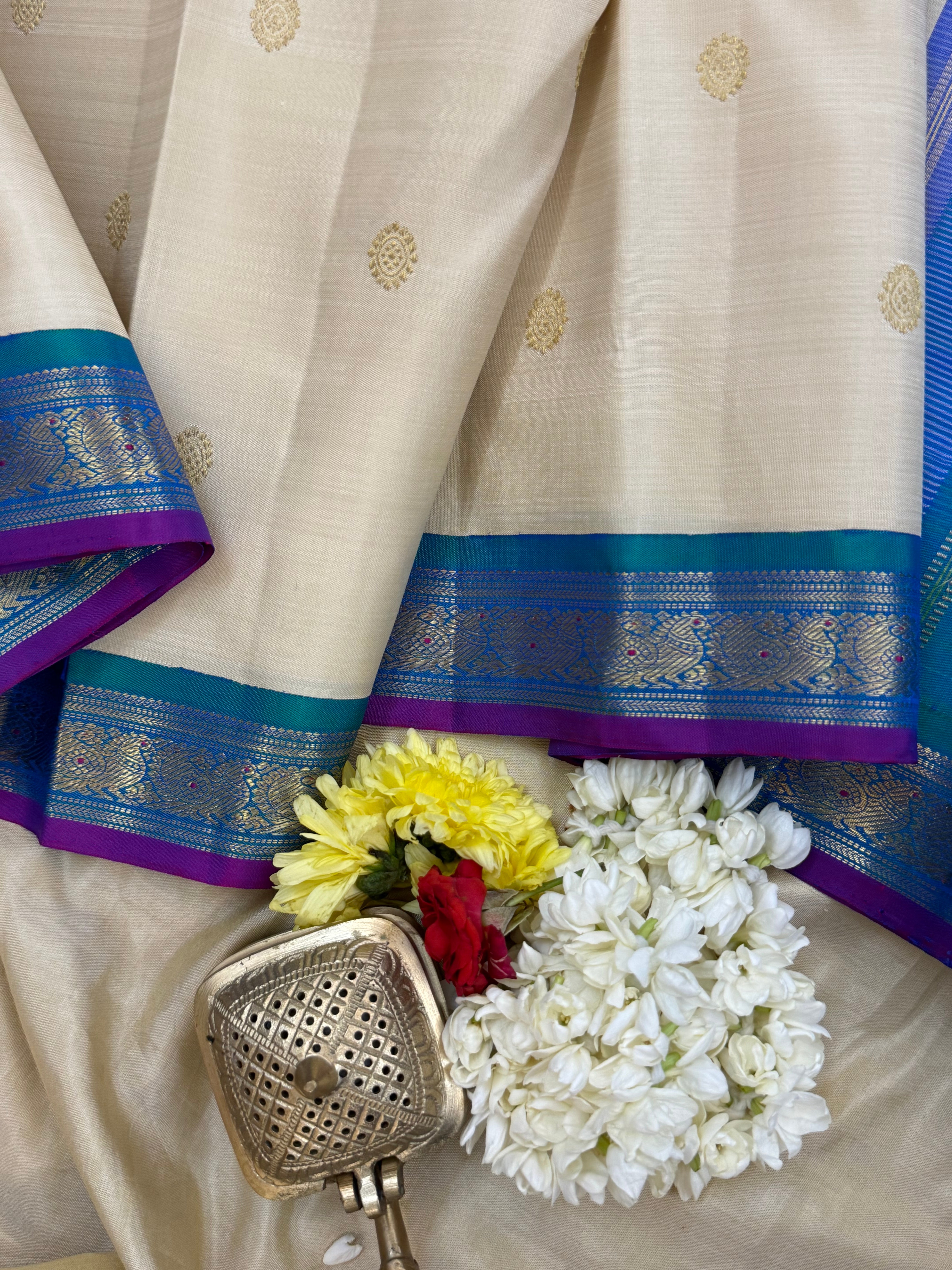 OFF WHITE WITH MAYILKAZHUTHU SAMLL KORVAI / KANJIPURAM SILK CLSA10125
