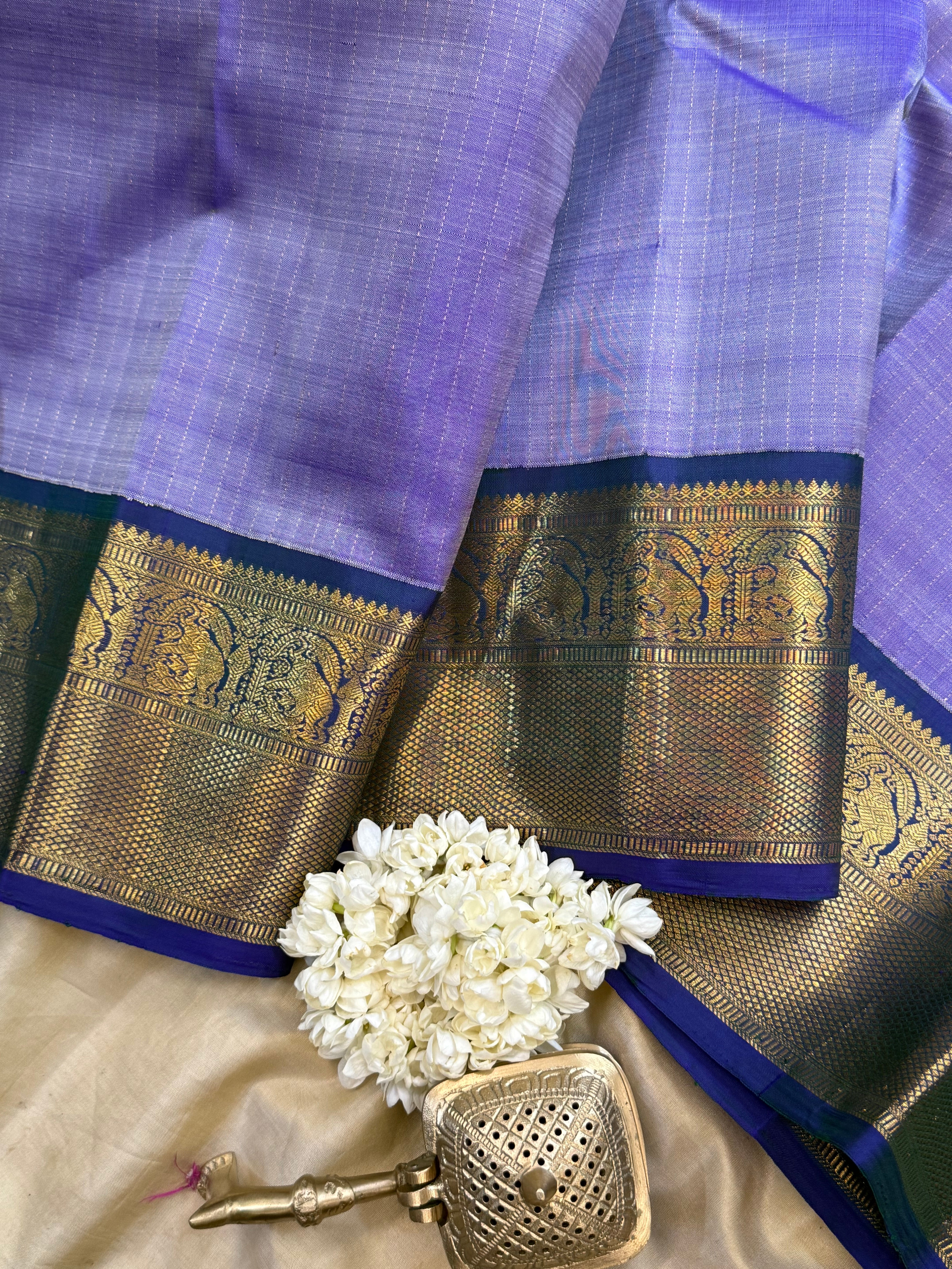 Lavender zari stripes and mayilkazhuthu blue border / Arani silk CL10110