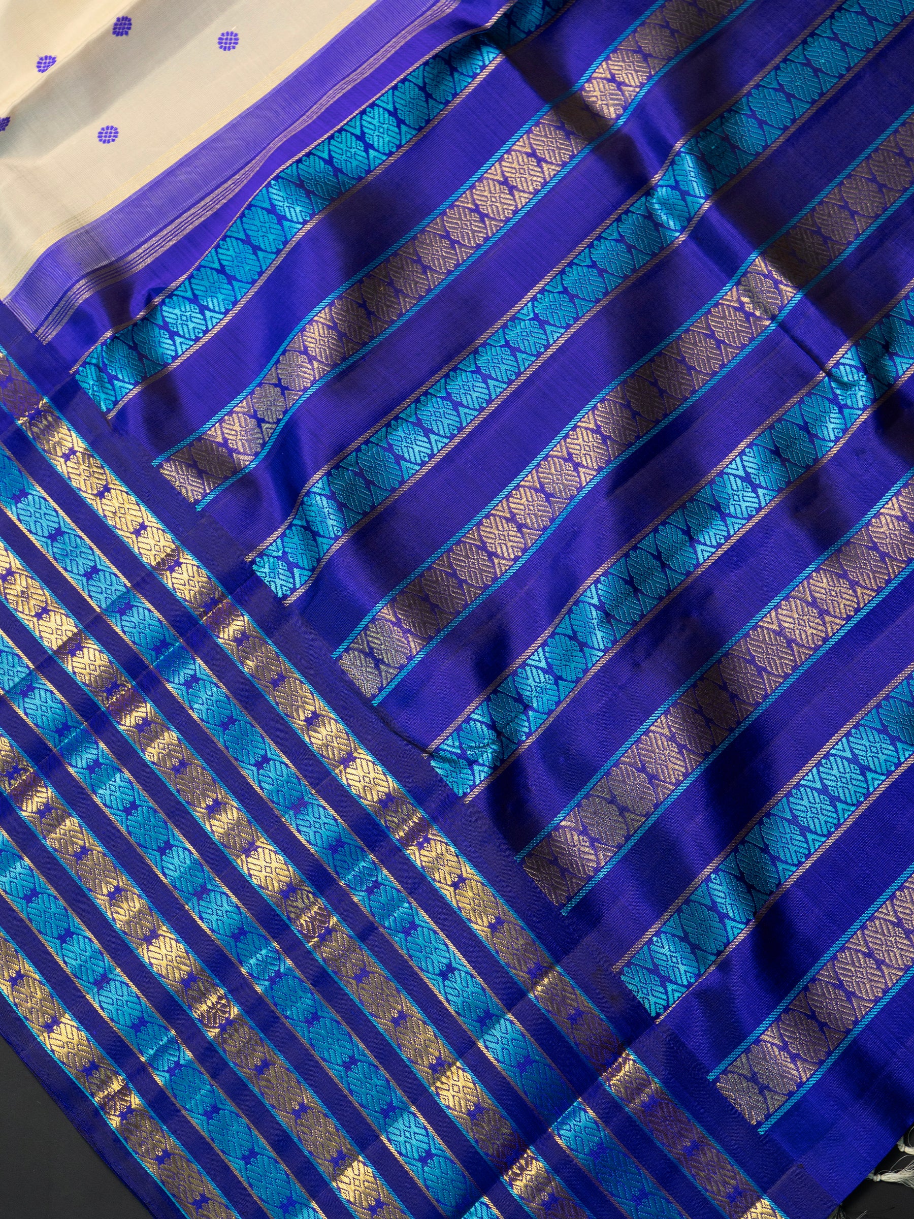 Offwhite varisapet border kai korvai/ Kanjipuram Saree CLSA6977