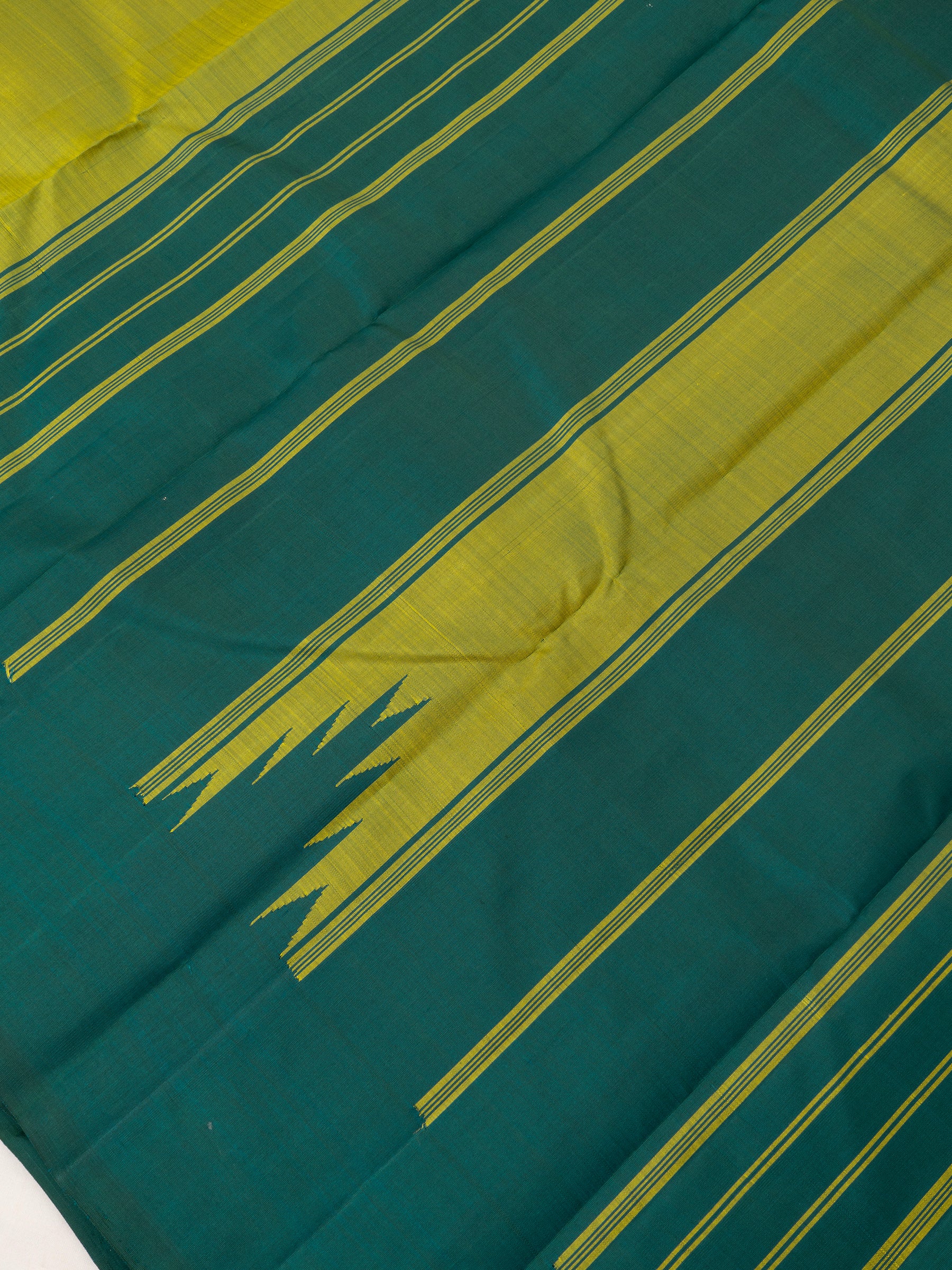 Green thazhamboo Rekku / Arani Silk Saree CLSA9377