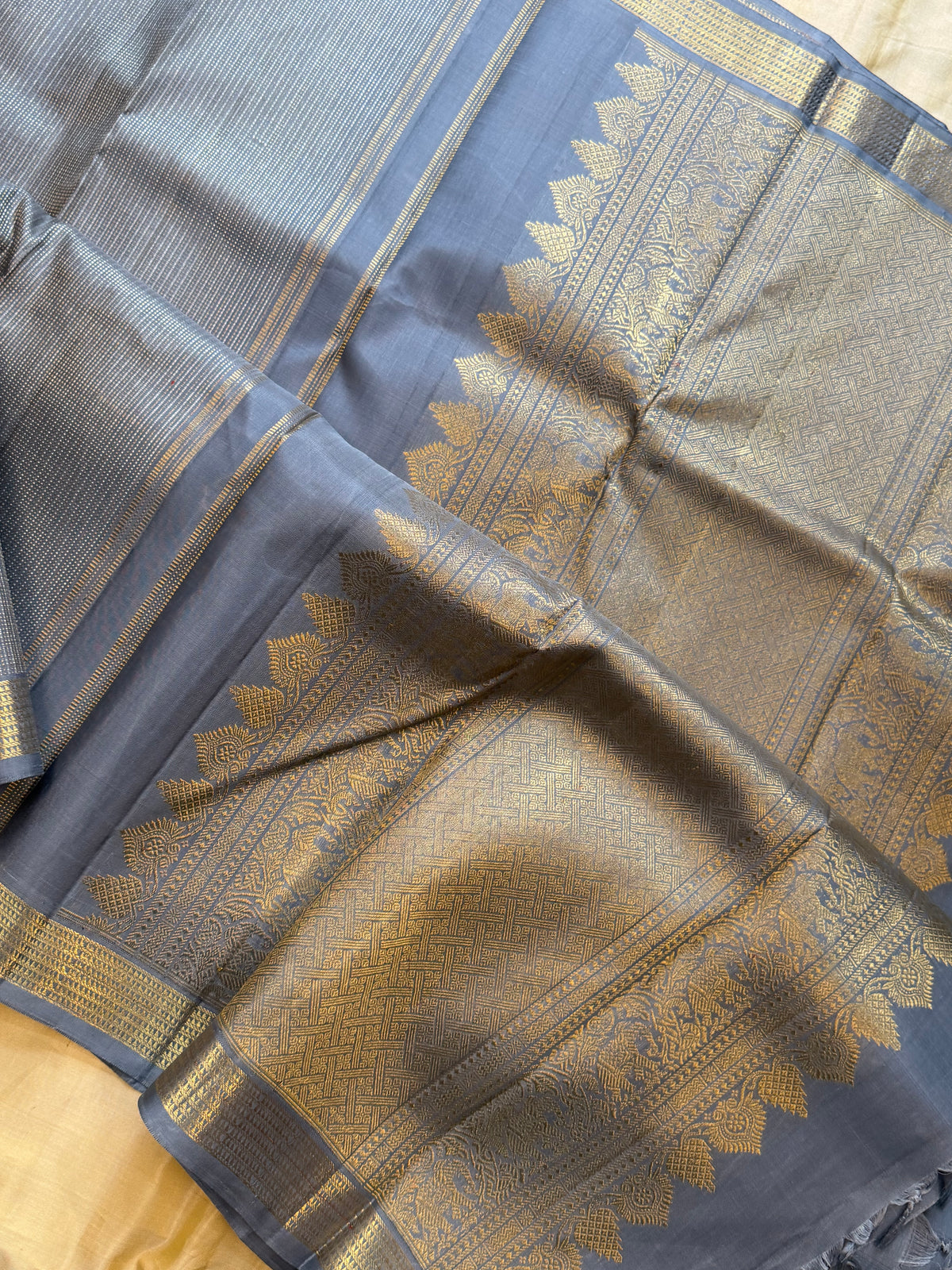 Body gold and silver Zari line and small border pure Zari / Kanjipuram silk saree clsa