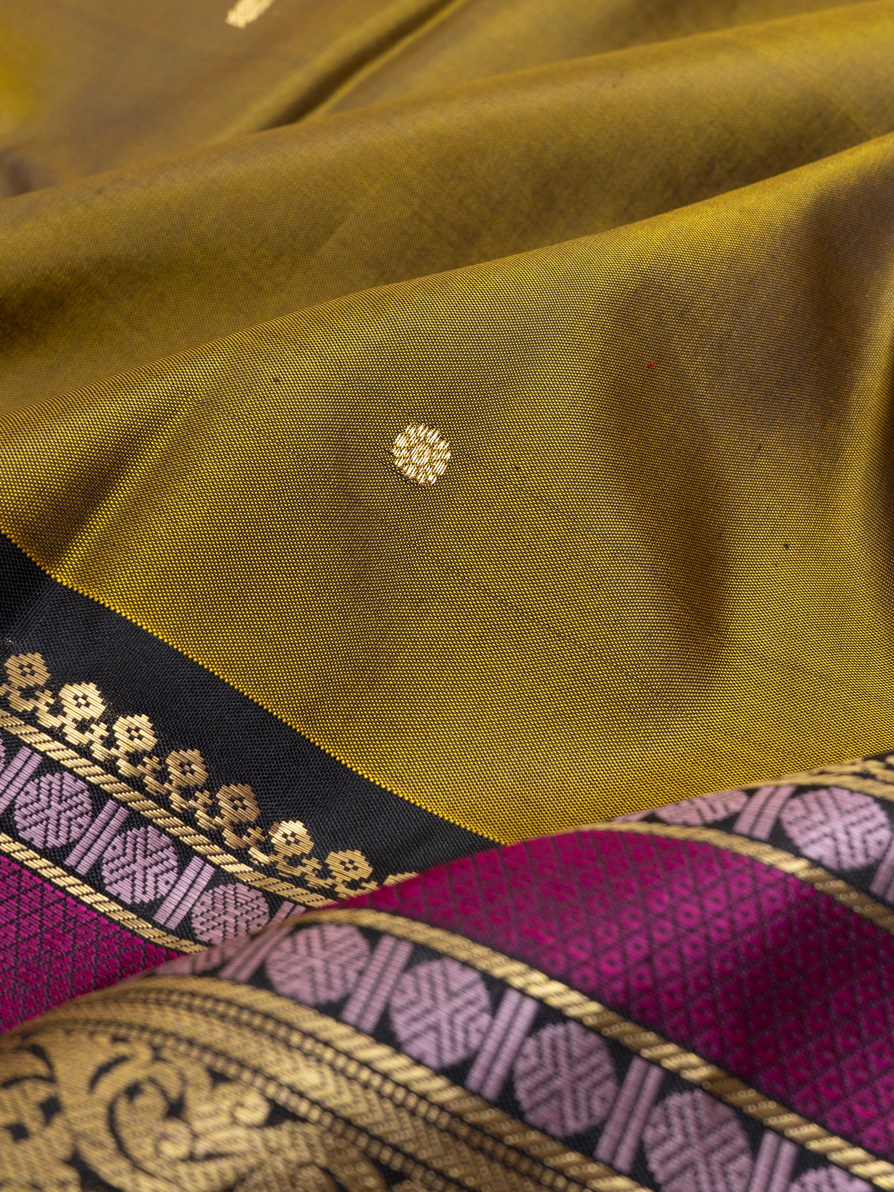 Vendhayam manjal and black unique pallu /Special Edition Silk CLSA9837
