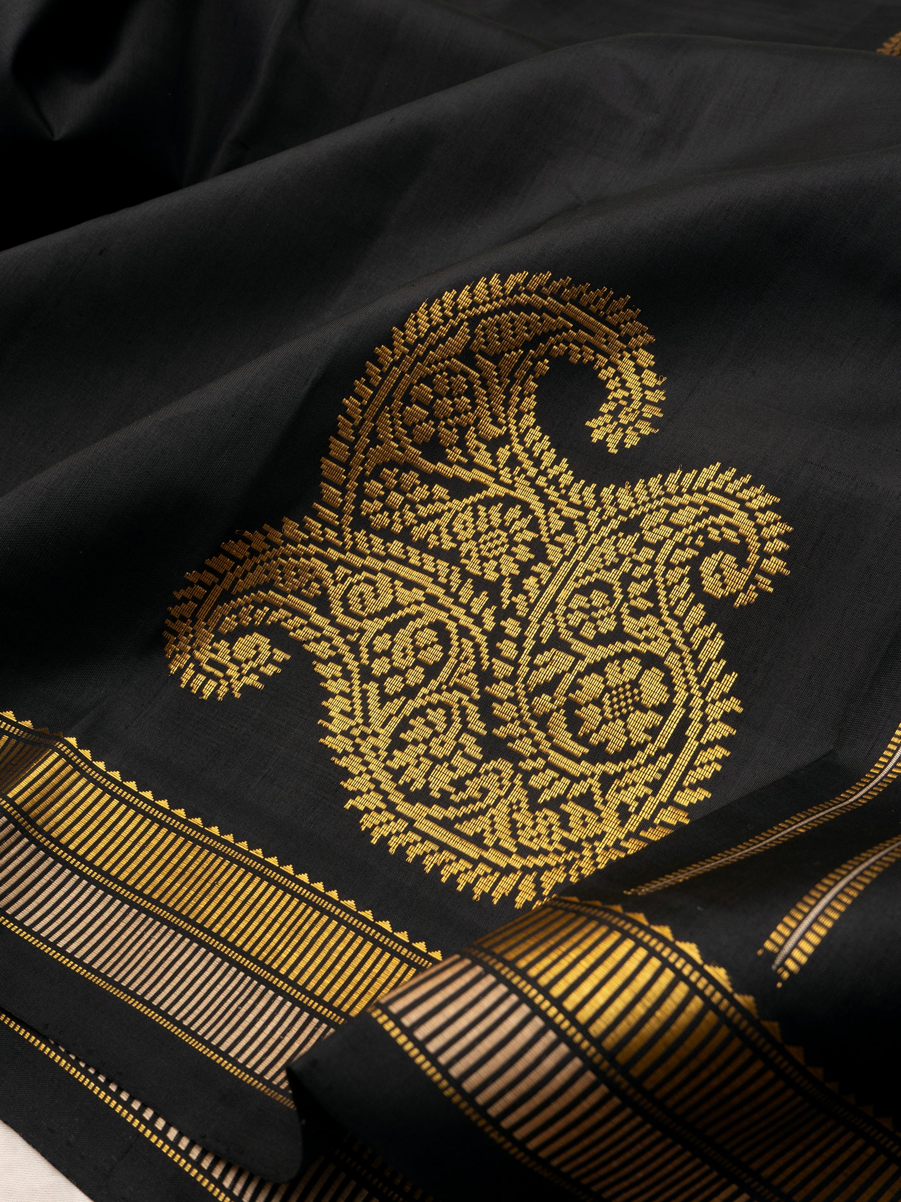Black retta border corner pallu / Arani Silk CL9930