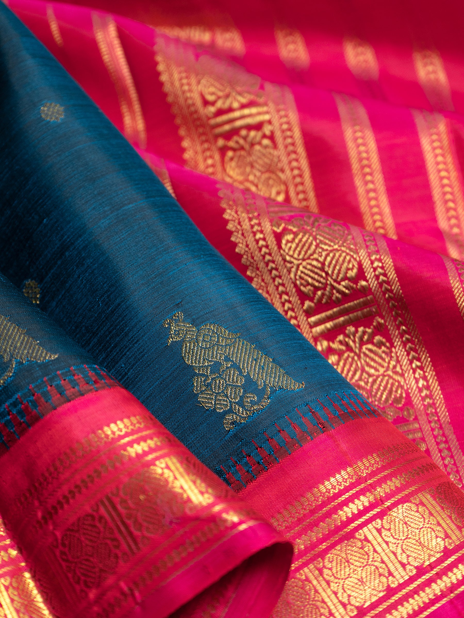 Vintage mayilkazhuthu and pink kai korvai bettu butta/ Kanjipuram Saree CLSA9996