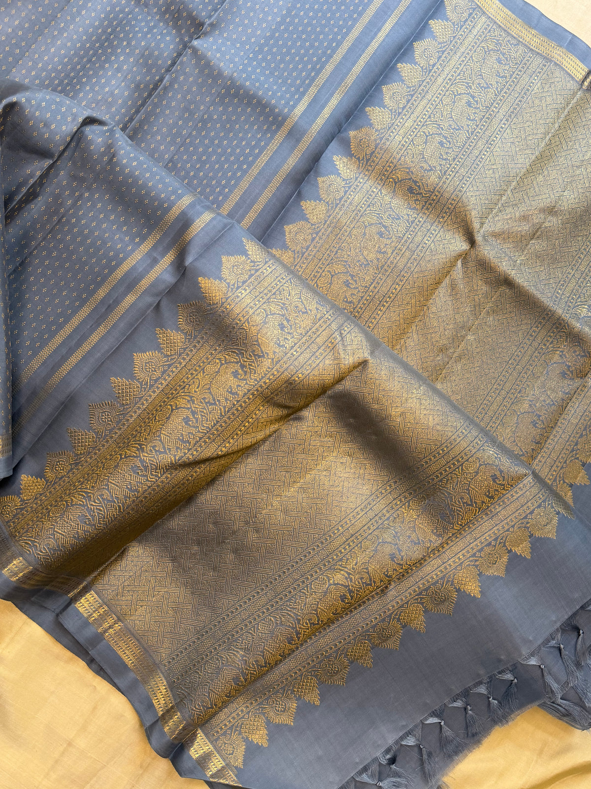Body butta and small border pure Zari / Kanjipuram silk saree clsa 6177