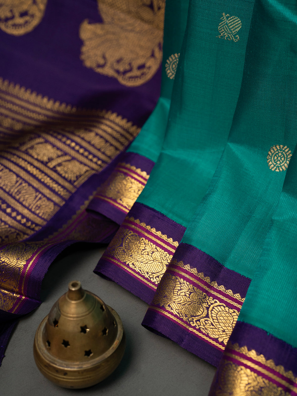 Green shot blue and dark blue kai korvai unique pallu/ Kanjipuram Silk Saree CLSA10965