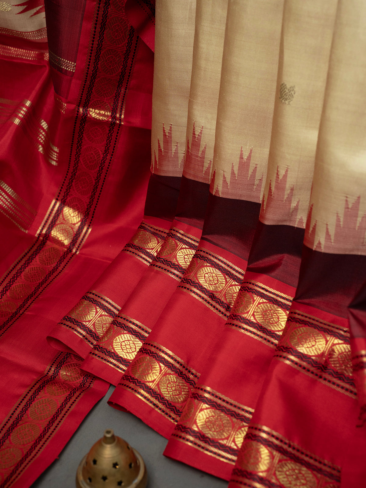 Master weaver offwhite and red rettapet border kai korvai and sorgavasal pallu / Kanjipuram Silk Saree CLSA2234