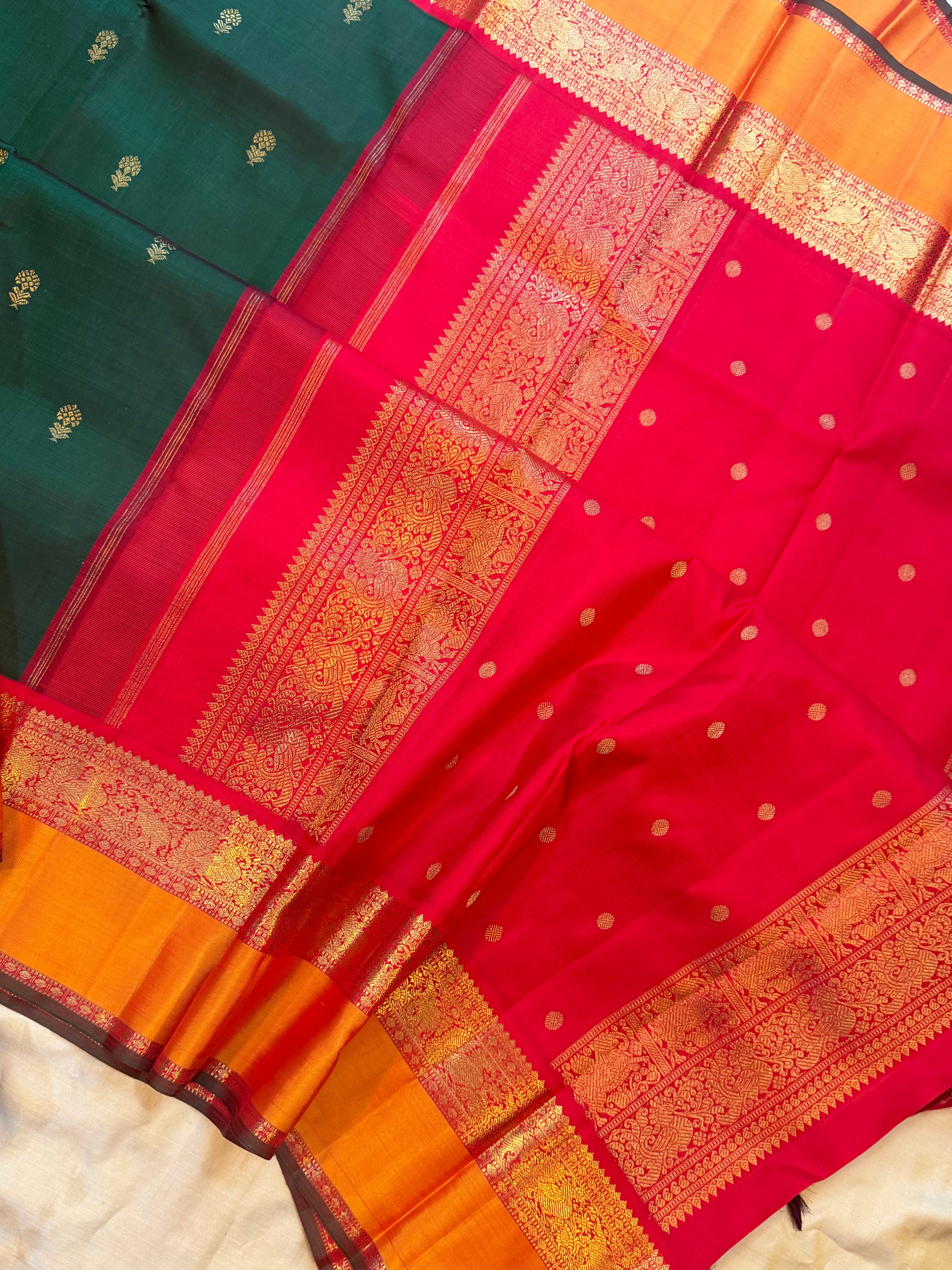 Dark green kaal erangina border / Kanjipuram silk