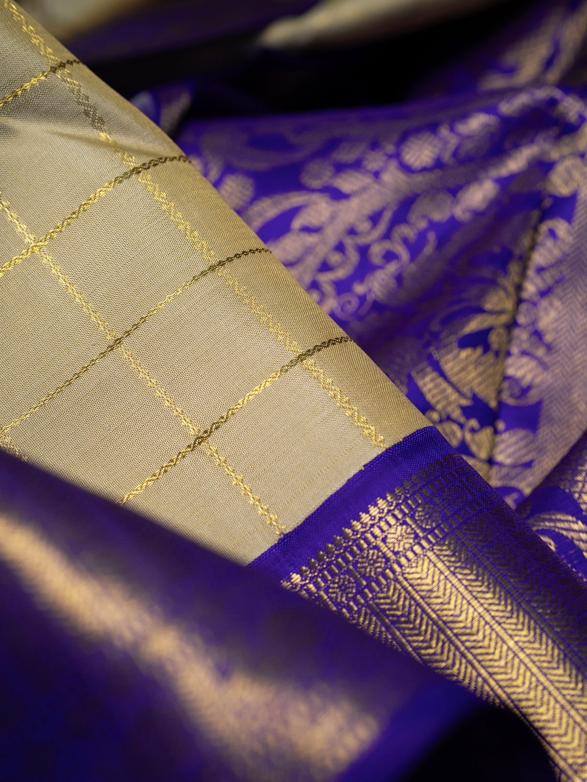 Offwhite shot golden zari kattam and ink blue kai korvai / Kanjipuram Silk Saree CLSA690