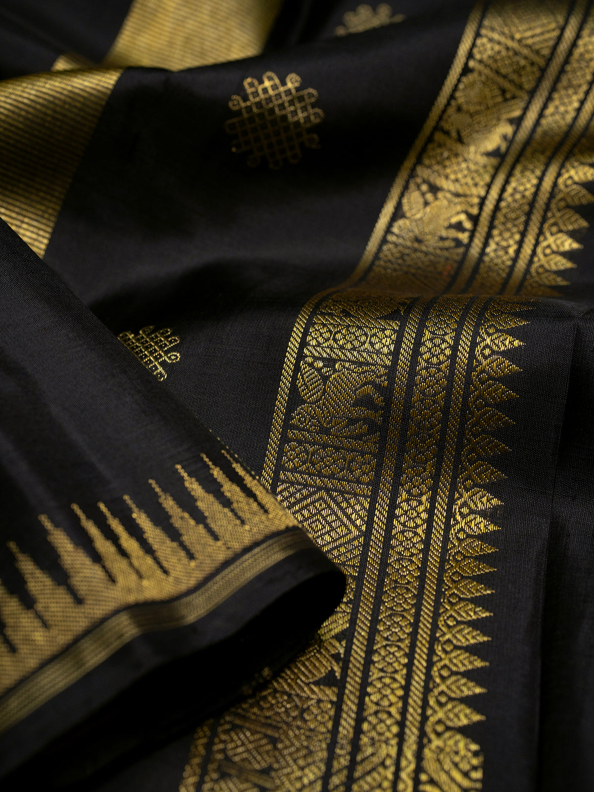 Black small border 8 kol temple / Kanjipuram Silk Saree CLSA9204