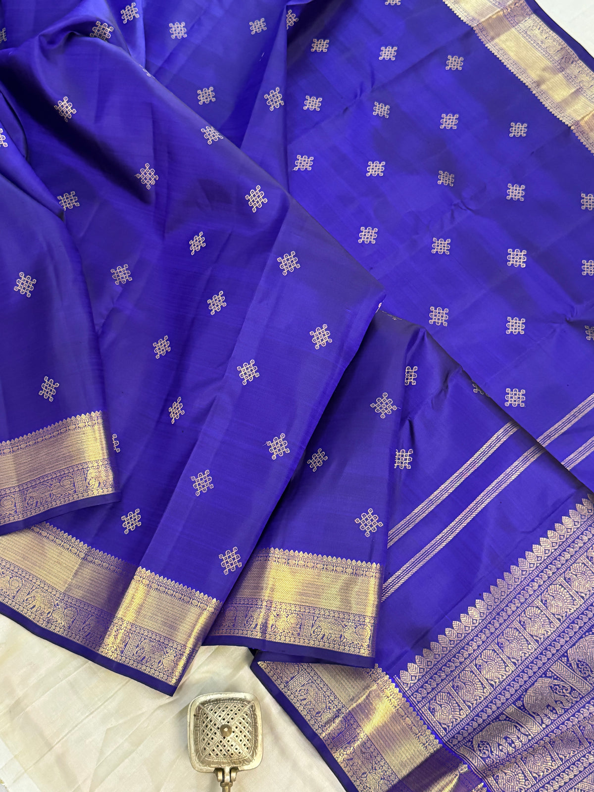 Deep purple Kolam Butta / pure Zari Kanjipuram silk