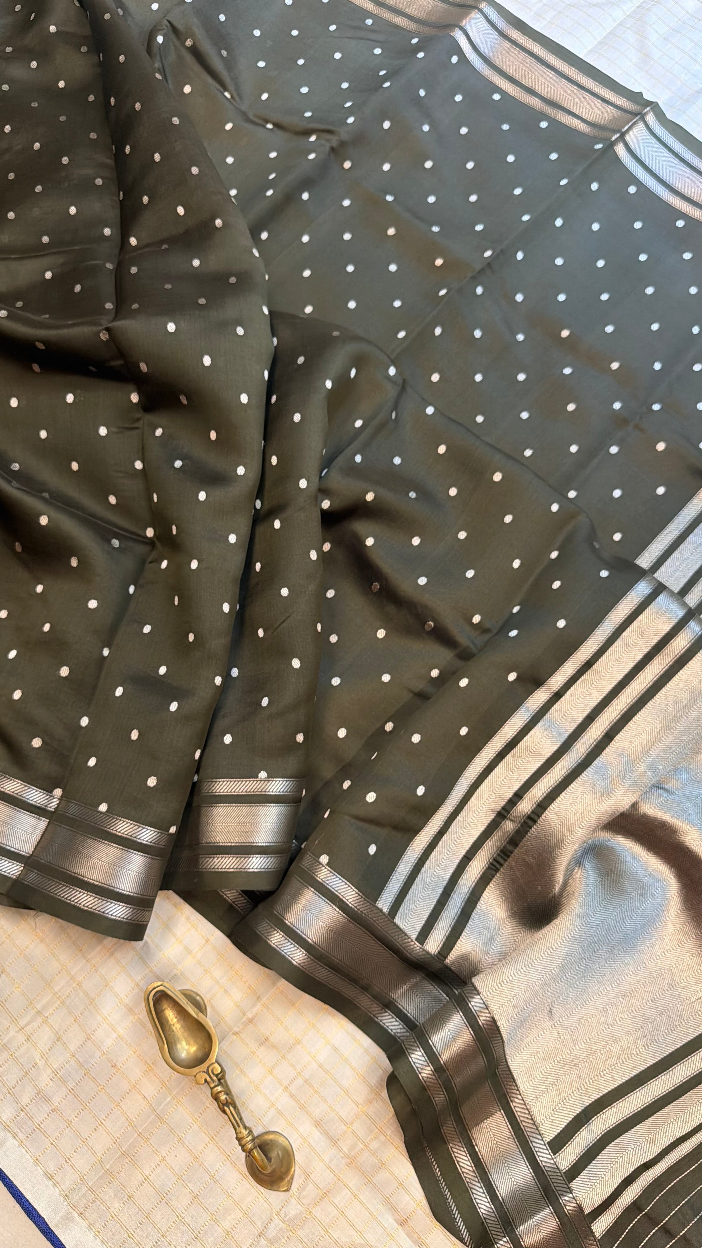Jugnu hazari buti Nakkasi border Chanderi silk