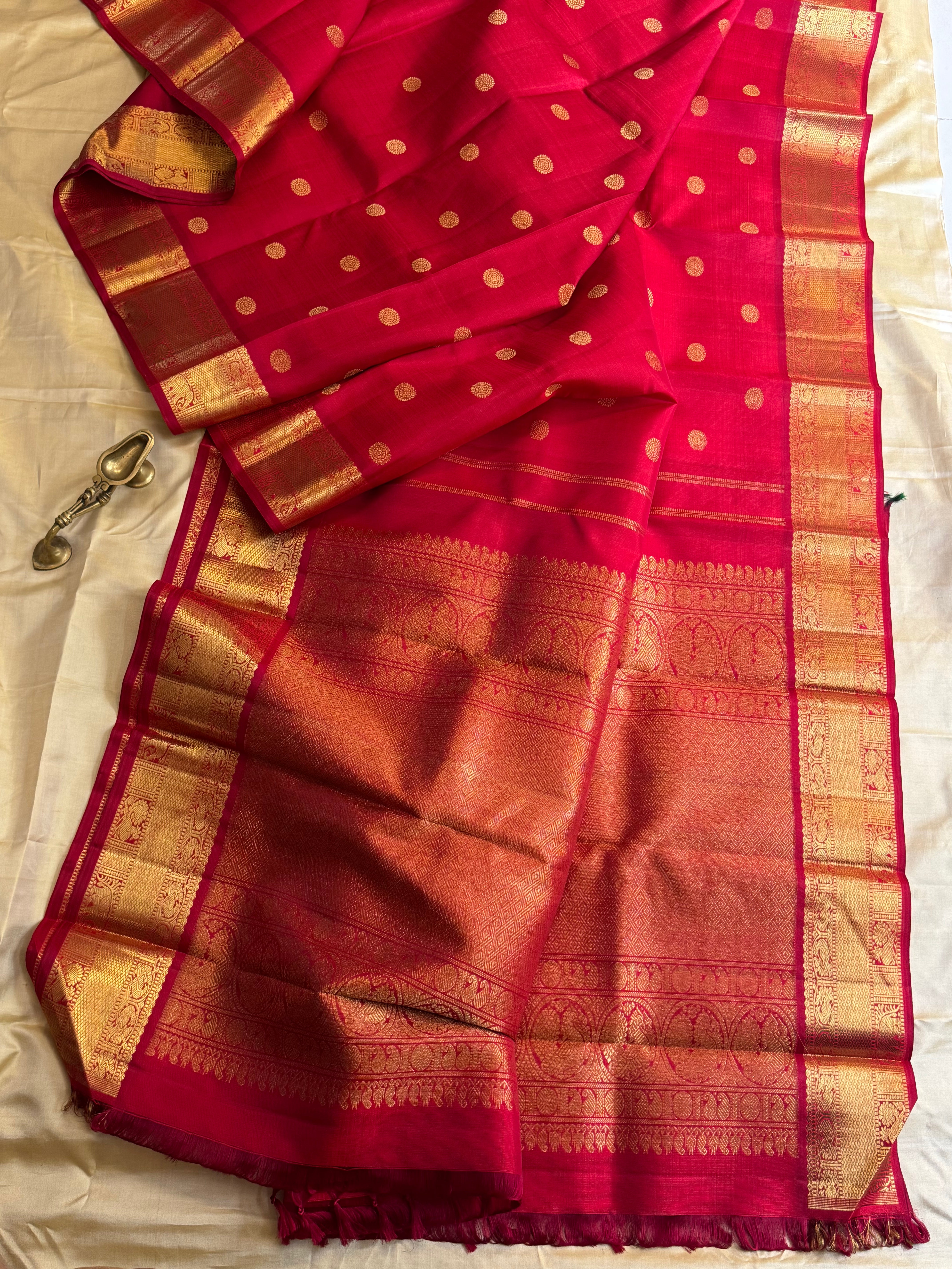 Swapnam : Red chakram Butta / kanjipuram silk